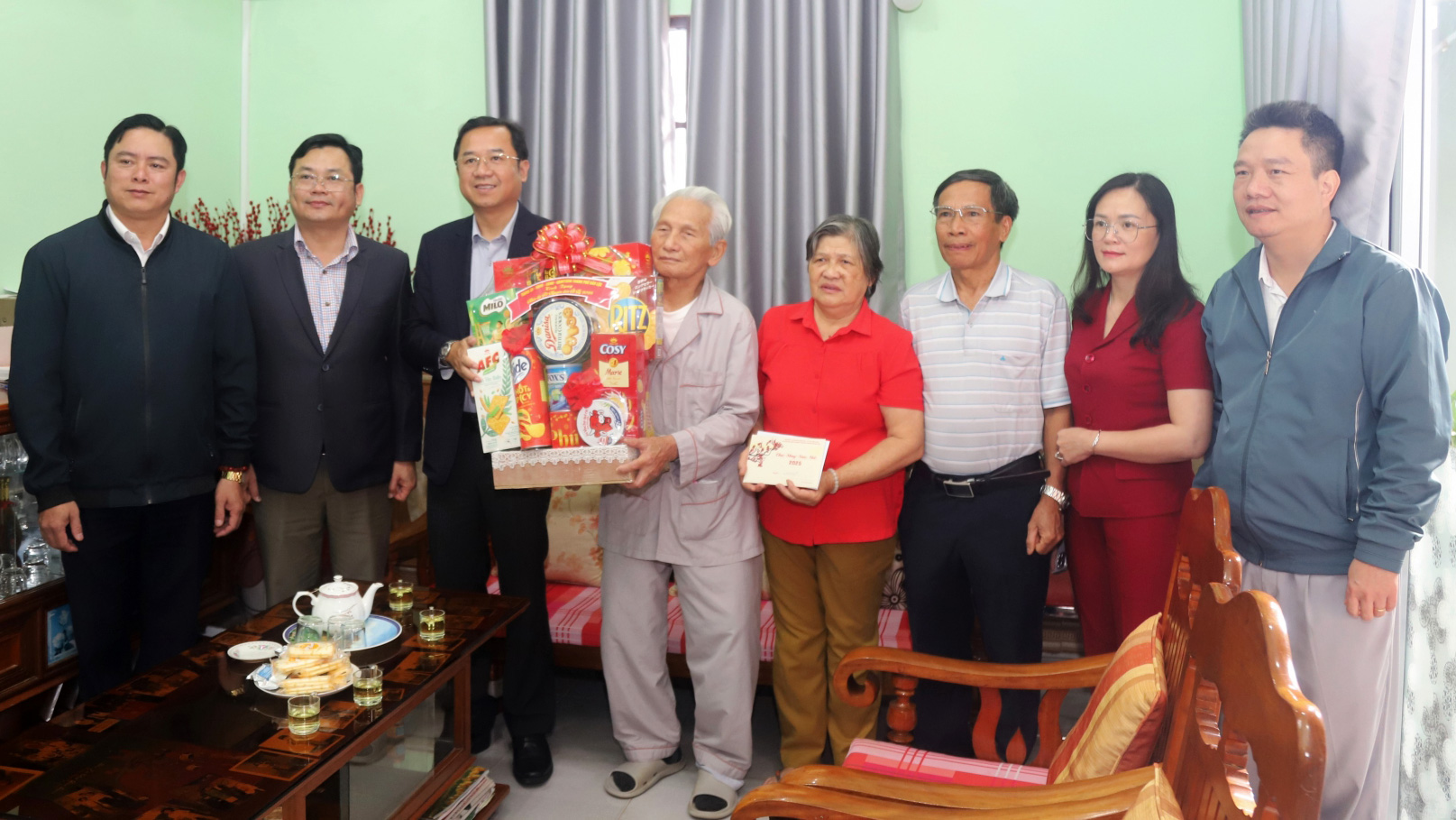 Bí thư Thành ủy Bảo Lộc Tôn Thiện Đồng và đoàn công tác thăm hỏi, tặng quà chúc Tết gia đình chiến sĩ cách mạng bị địch bắt tù đày Trần Tấn Dũng (95 tuổi, ngụ tại Phường 2)