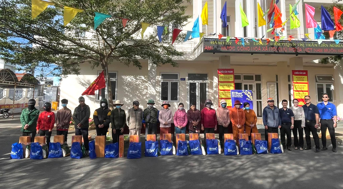 Trao quà Tết cho hộ nghèo, cận nghèo tại chương trình "Xuân yêu thương"