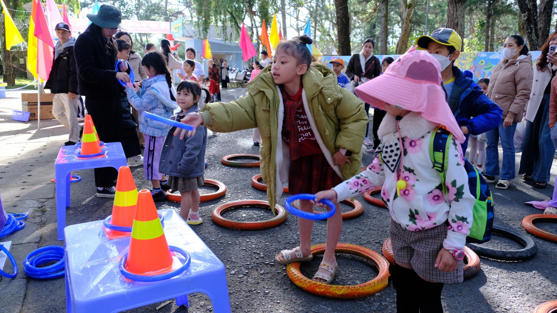 Các em thiếu nhi tham gia vào các trò chơi sôi nổi tại Hội trại Nụ cười hồng