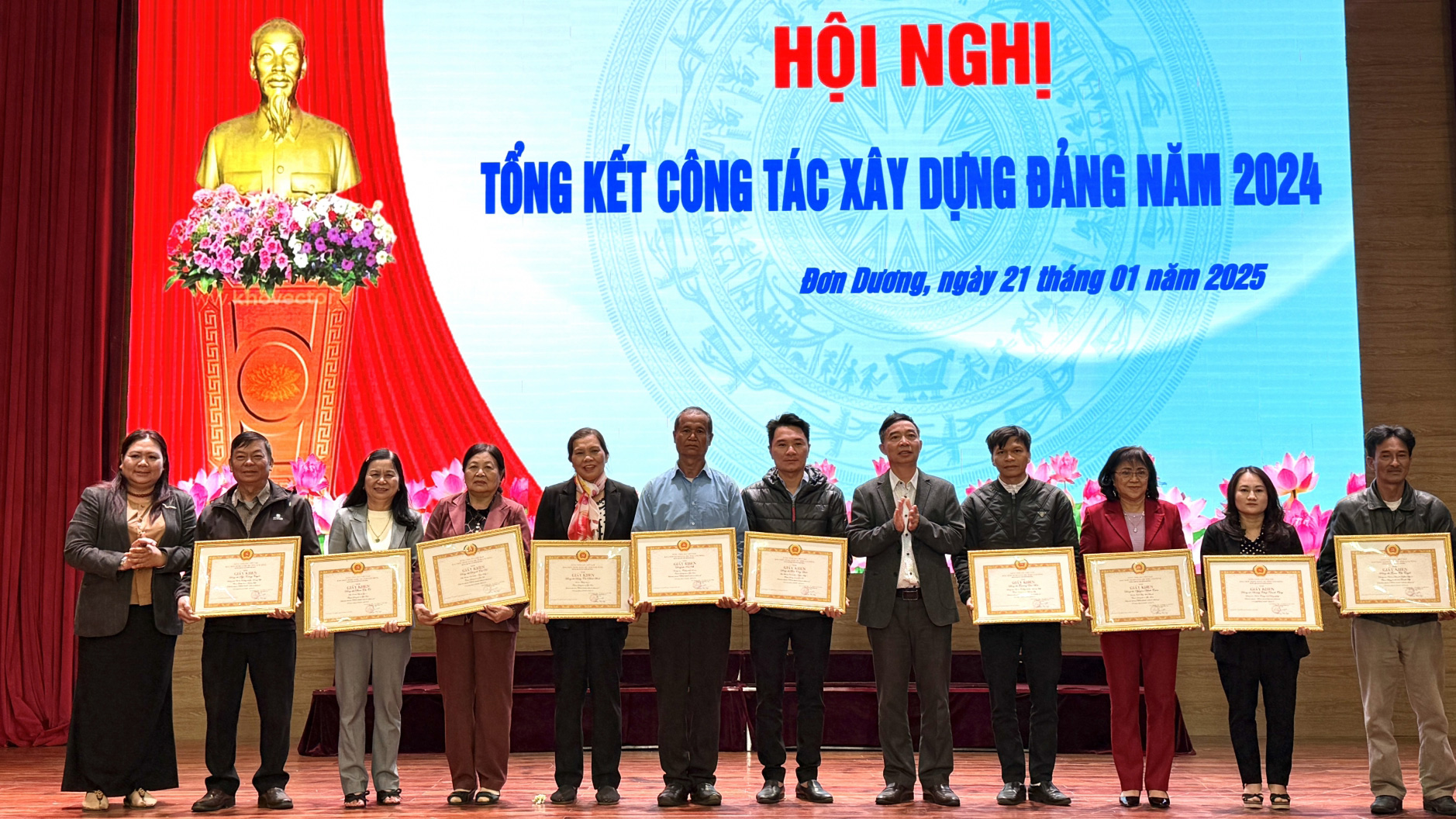 Trao Giấy khen cho 12 đảng viên đạt thành tích hoàn thành xuất sắc nhiệm vụ 5 năm liền từ năm 2020 - 2024