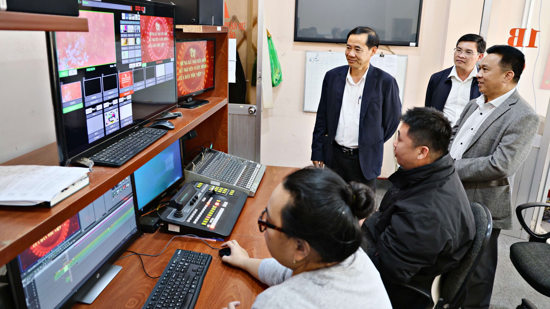 Quyền Bí thư Tỉnh uỷ Nguyễn Thái Học thăm các phòng, ban đang làm việc tại Đài Phát thanh và Tuyền hình tỉnh 