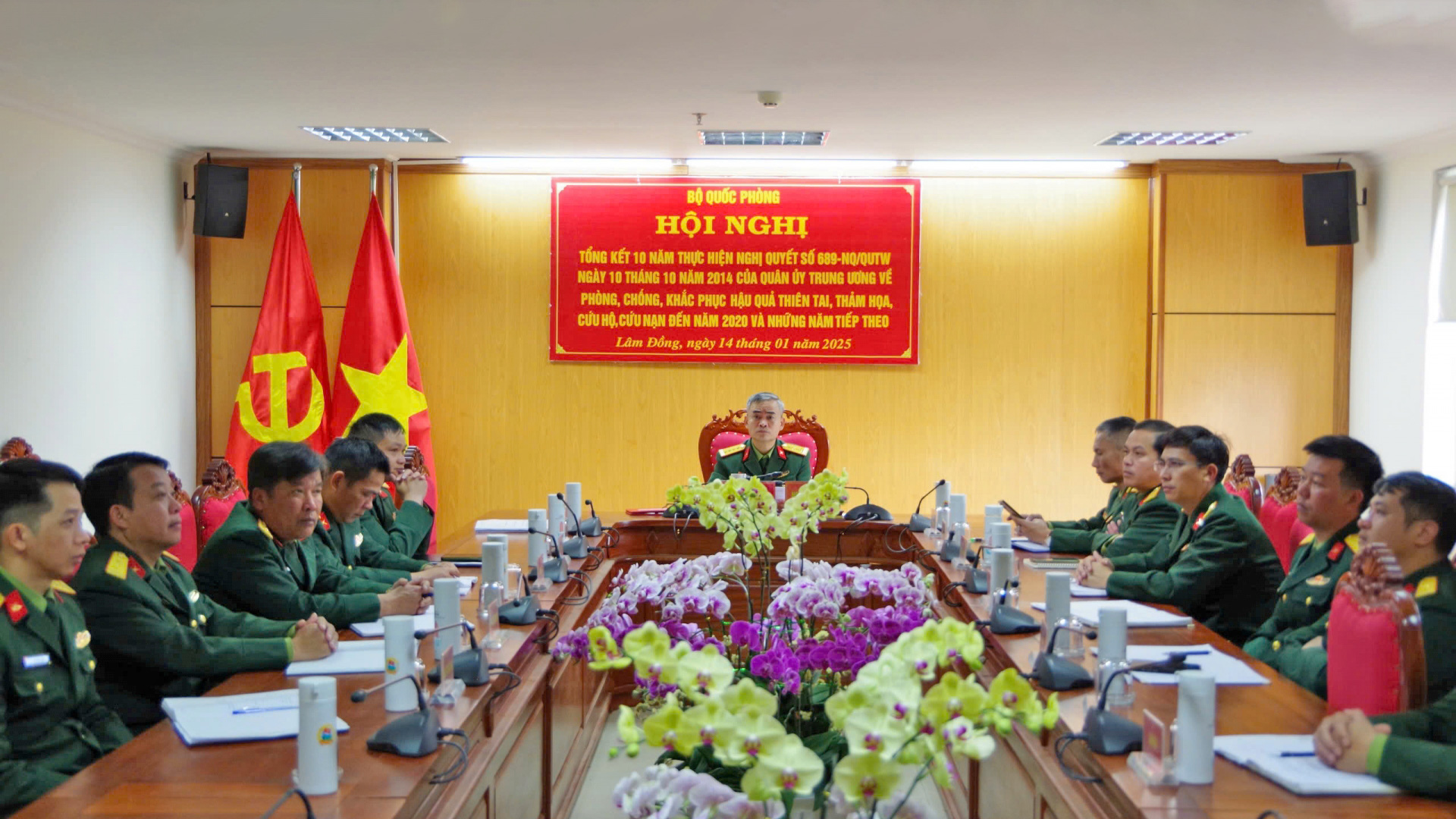 Tại điểm cầu Bộ CHQS tỉnh Lâm Đồng, đại tá Nguyễn Văn Sơn - Chính uỷ Bộ CHQS tỉnh chủ trì Hội nghị