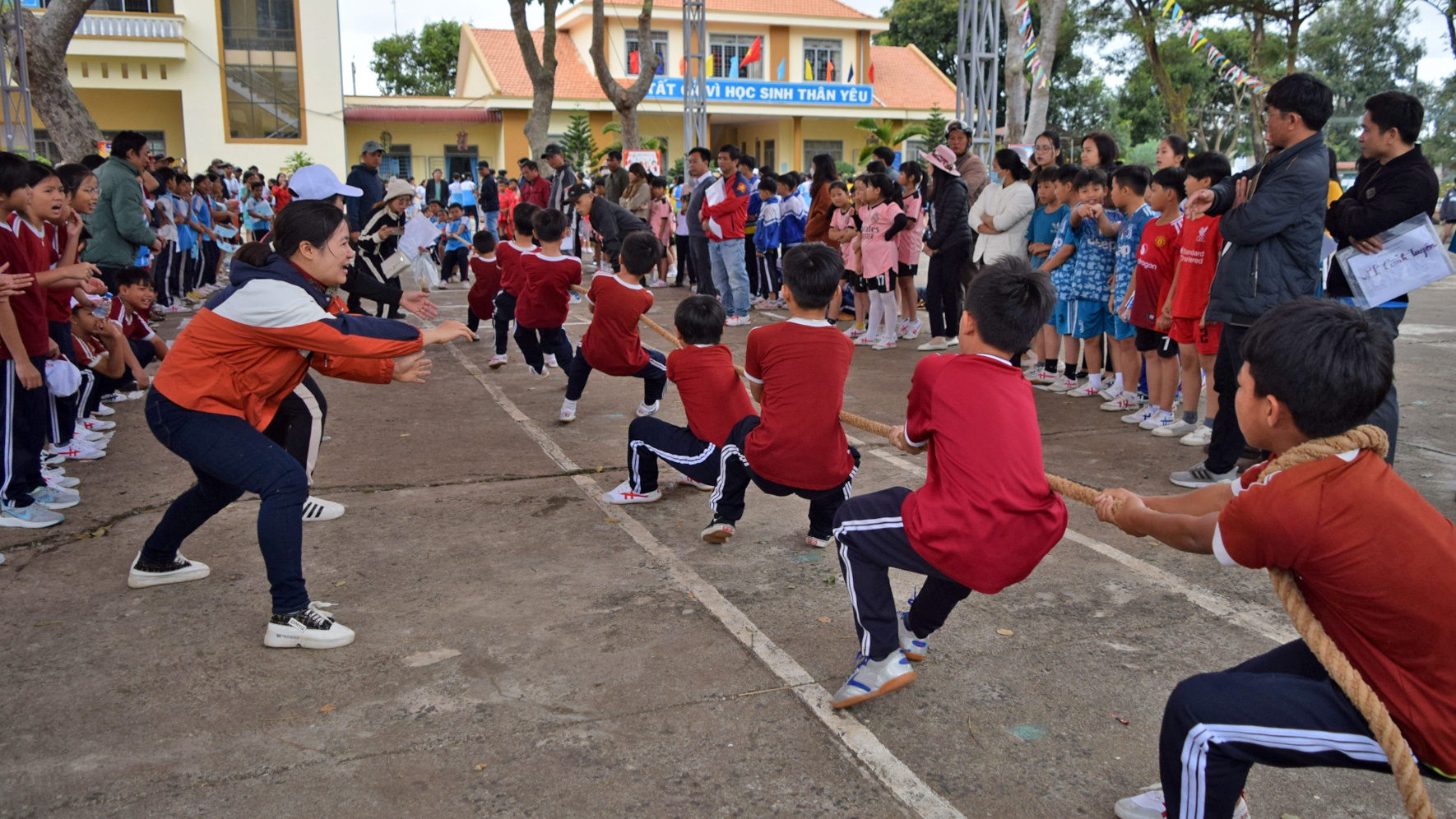 VĐV là các em học sinh tham gia thi đấu ở môn kéo co