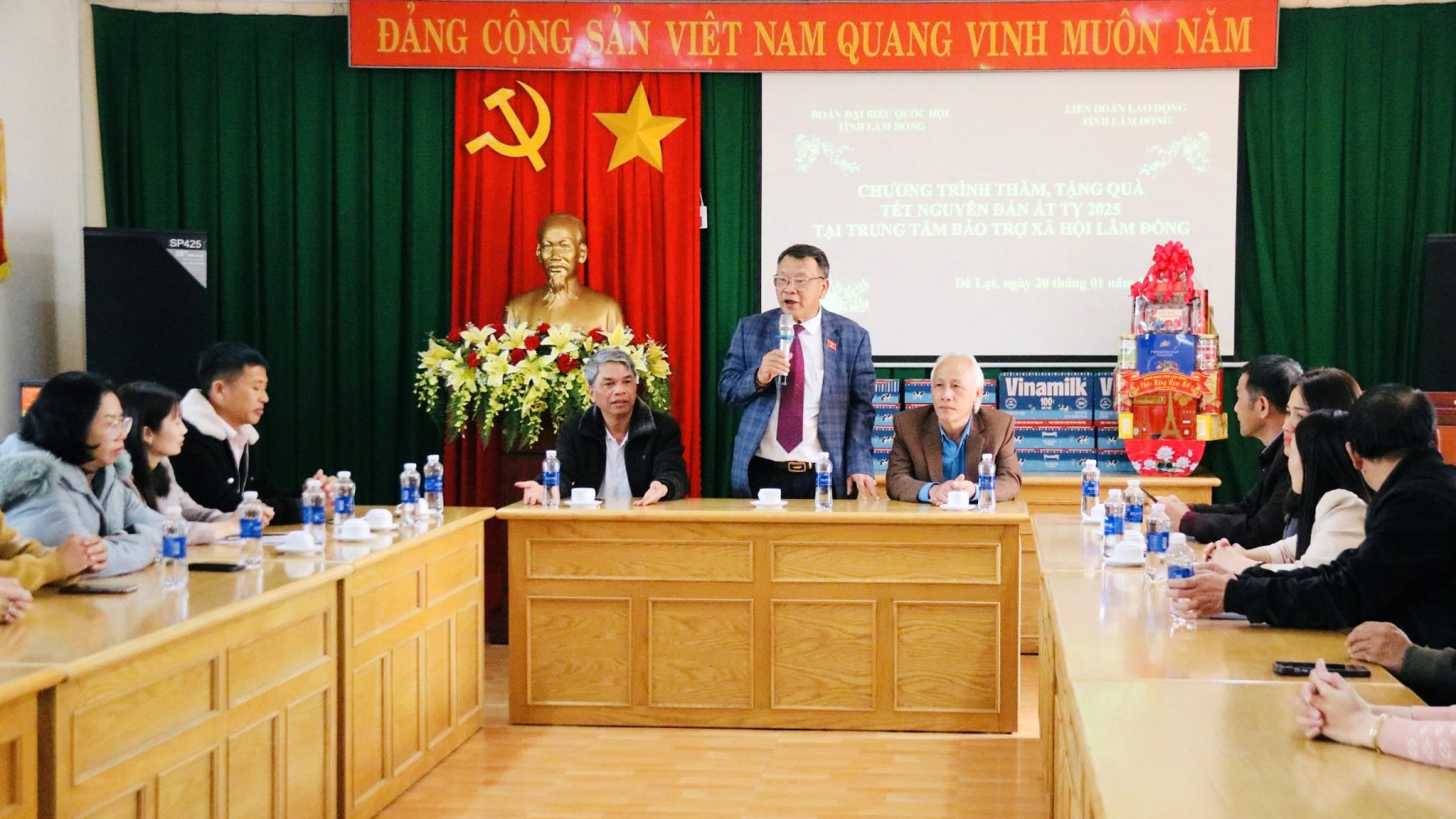 Đoàn ĐBQH thăm hỏi, động viên, chúc tết cán bộ, học viên, đối tượng bảo trợ xã hội nhân dịp tết Ất Tỵ 2025