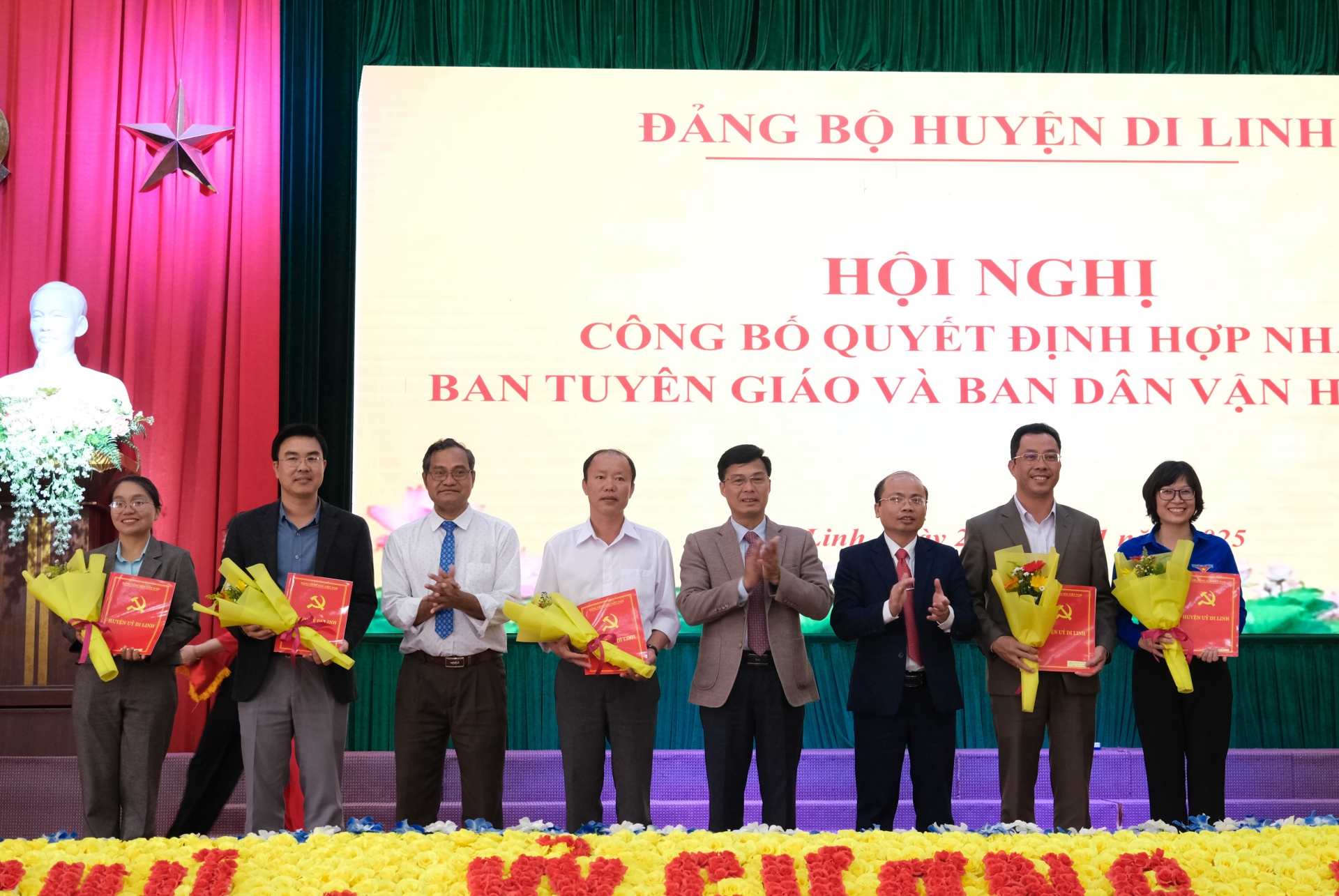 Lãnh đạo huyện Di Linh trao quyết định cho Chi ủy Chi bộ cơ sở Mặt trận và các đoàn thể huyện