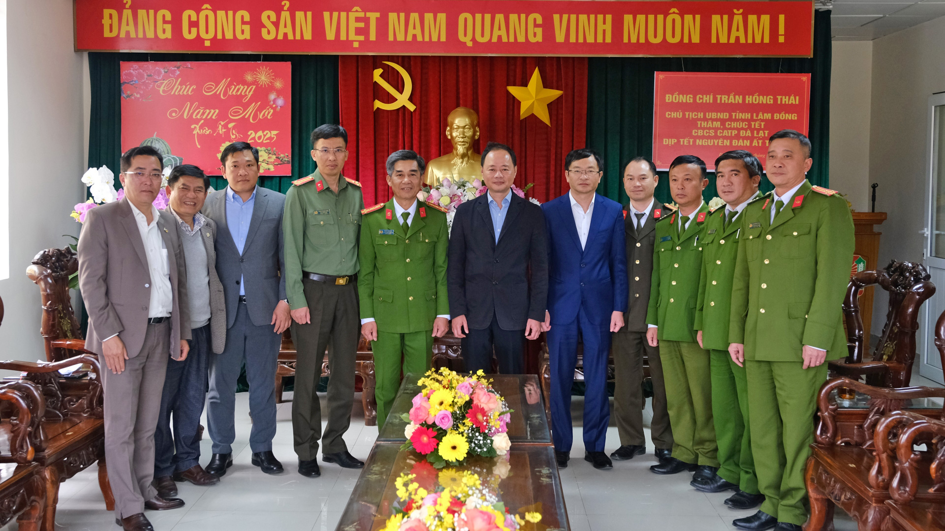 Lãnh đạo Công an TP Đà Lạt chụp ảnh cùng Chủ tịch UBND tỉnh và các thành viên đoàn công tác