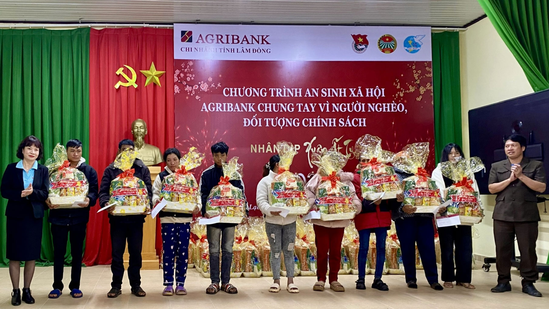 Trao quà Tết của Agribank Lâm Đồng cho các gia đình ở huyện Lạc Dương 