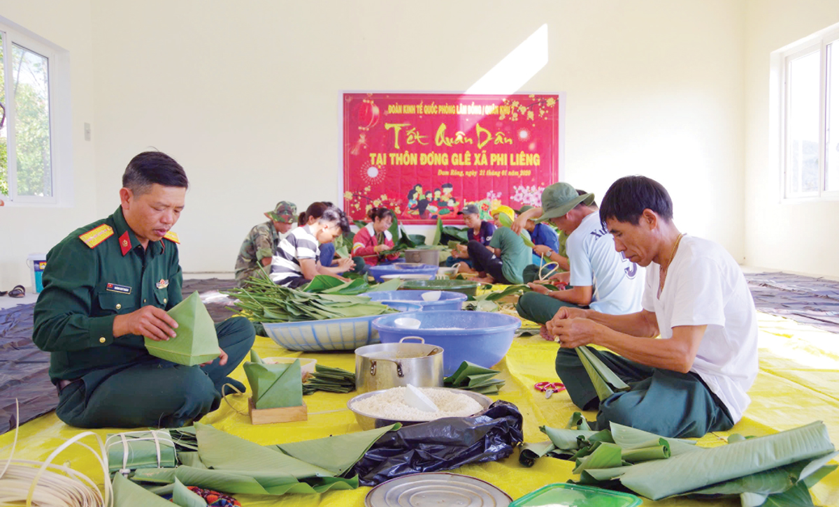 Tết Âm lịch hàng năm, quân và dân cùng gói bánh chưng vui xuân