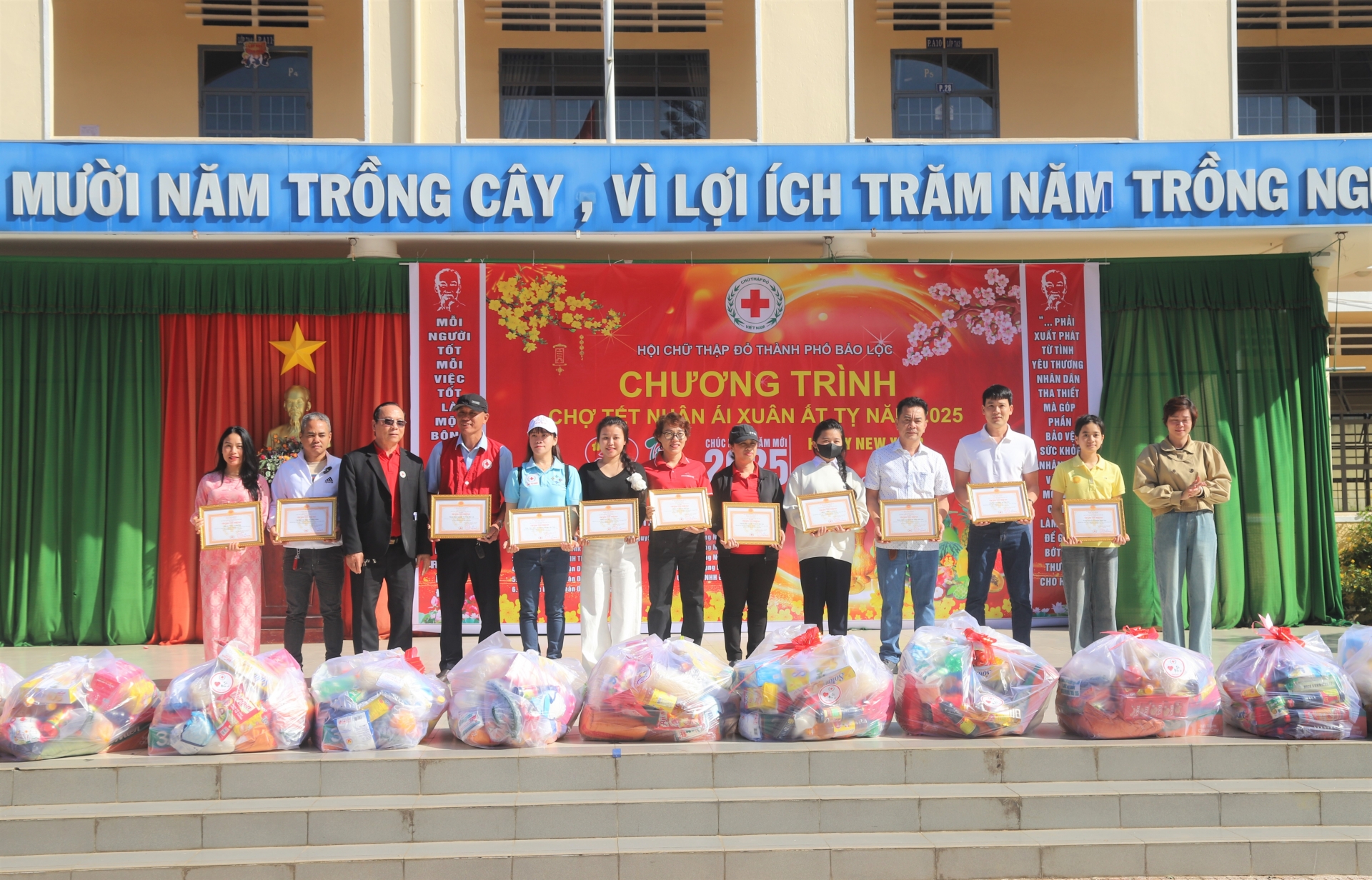 Hội Chữ thập đỏ TP Bảo Lộc chứng nhận Tri ân tấm lòng vàng cho các nhóm thiện nguyện, nhà hảo tâm