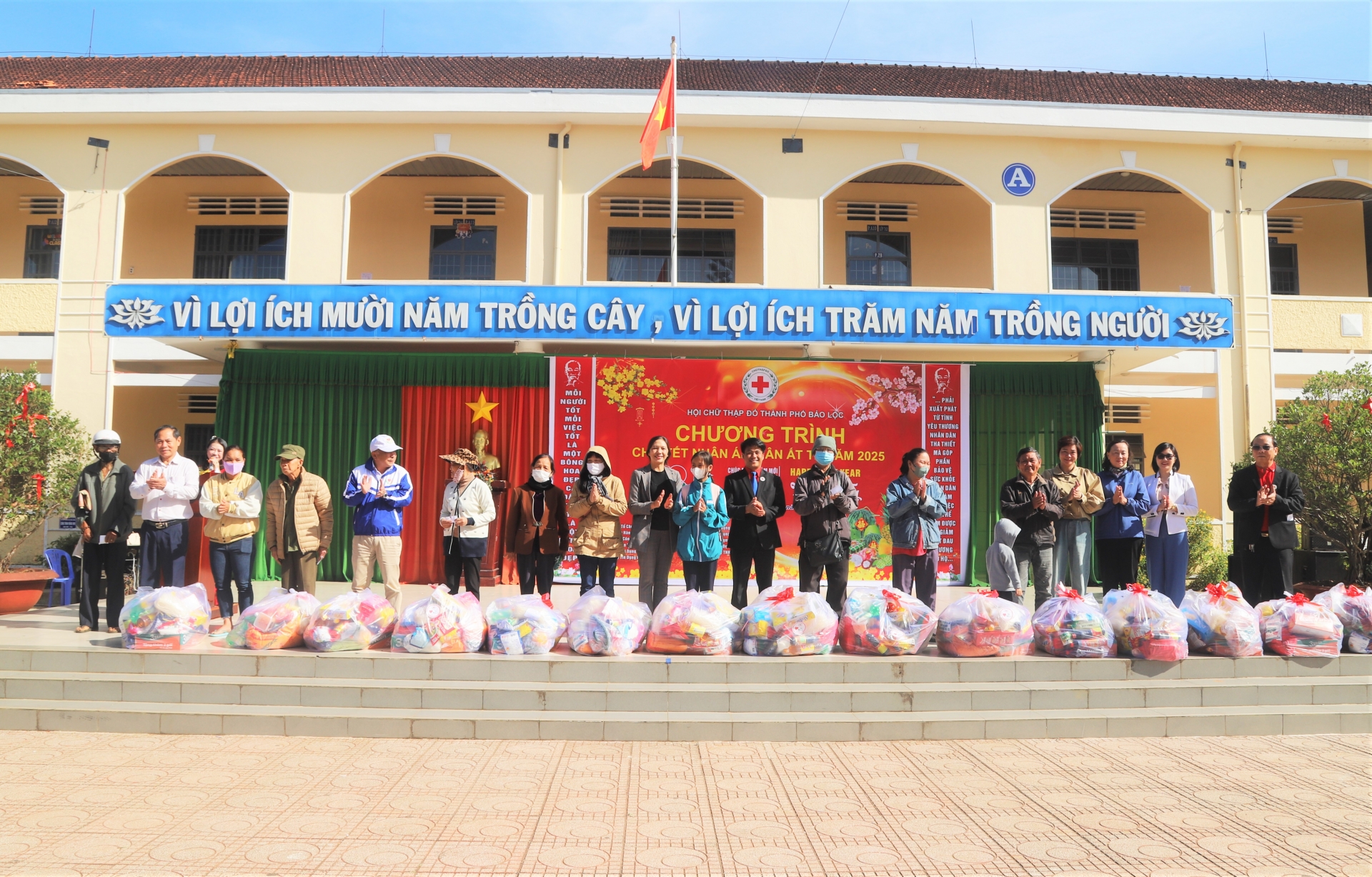 Đại diện các cơ quan, đoàn thể TP Bảo Lộc trao tặng quà Tết cho người khó khăn, yếu thế tại Chương trình