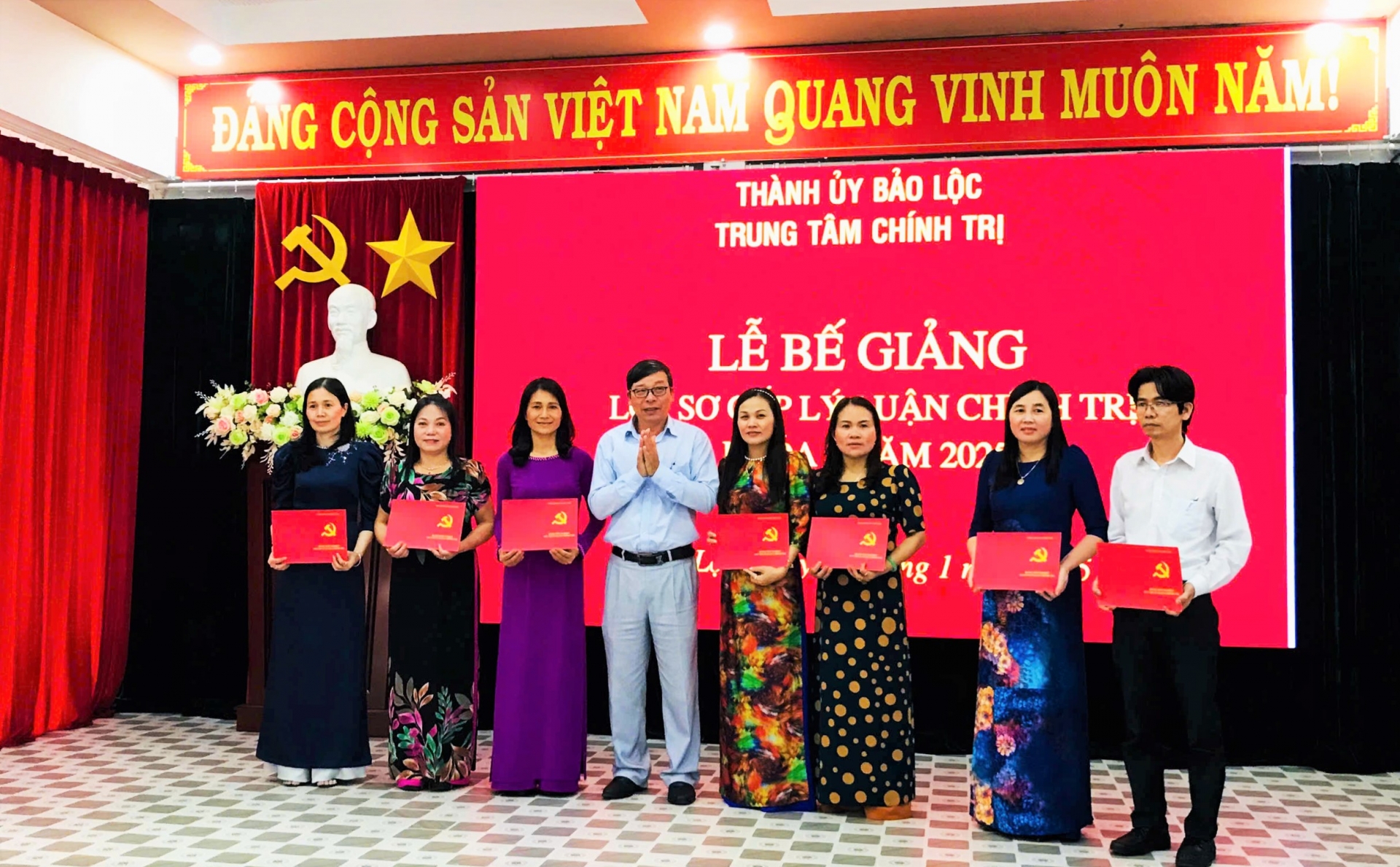 Ban tổ chức lớp học trao Bằng tốt nghiệp Sơ cấp lý luận chính trị cho các học viên