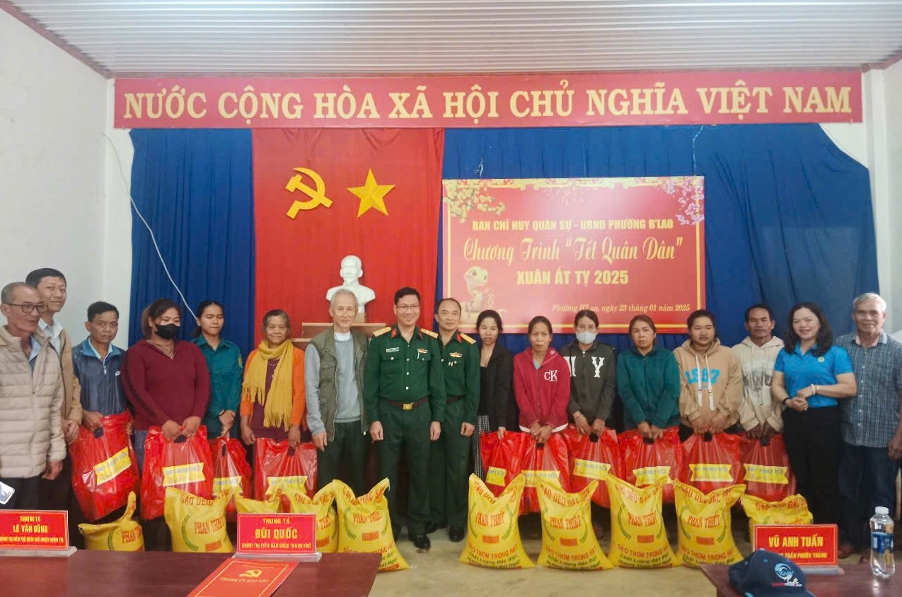 Ban Chỉ huy Quân sự TP Bảo Lộc tặng quà Tết cho bà con đồng bào dân tộc thiểu số khó khăn Buôn Sô Ven (phường BLao) tại Chương trình Tết quân - dân