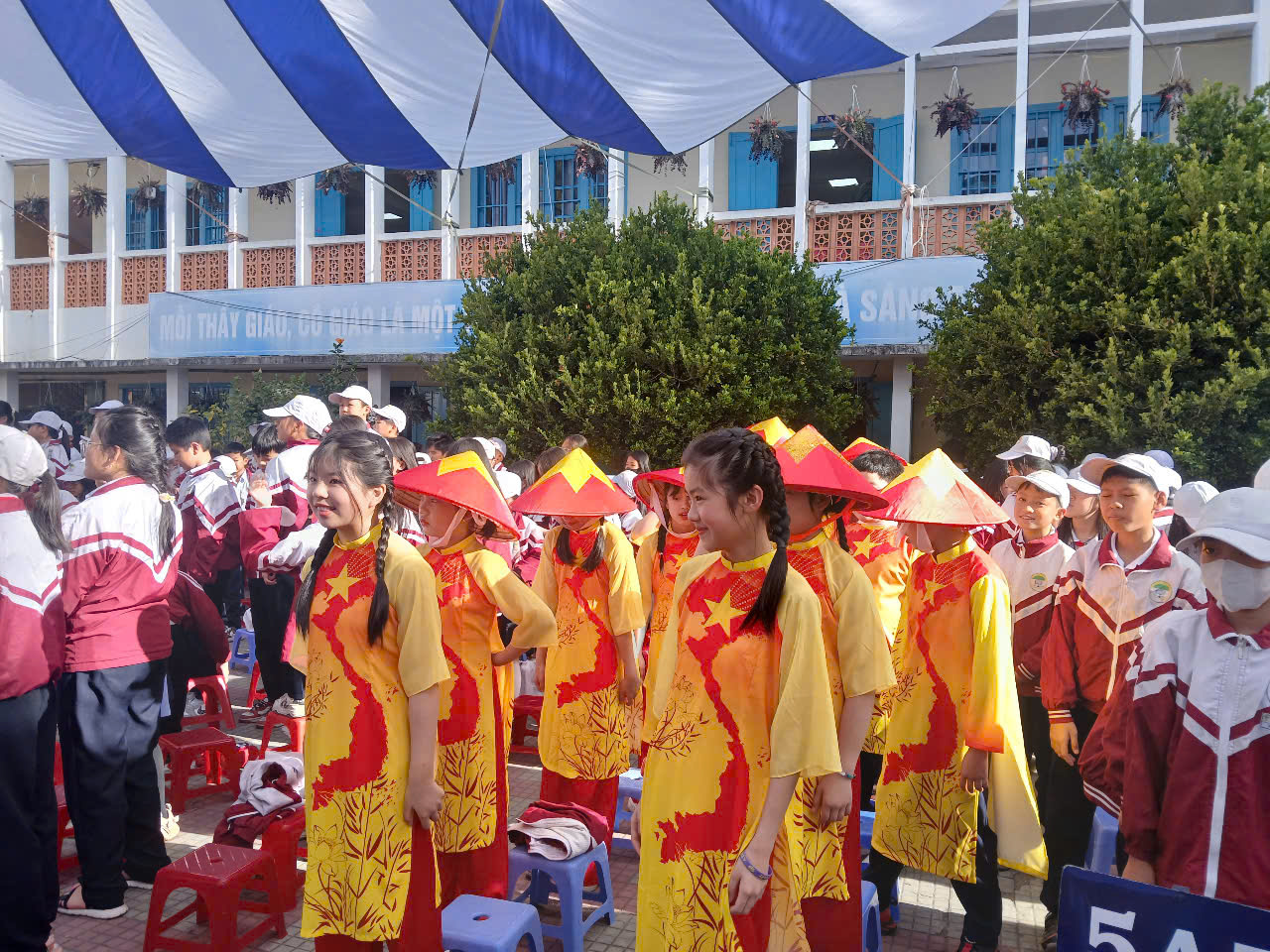 Học sinh Trường Tiểu học Mê Linh mặc trang phục áo dài truyền thống tại Ngày hội tiếng Anh và trải nghiệm STEM.