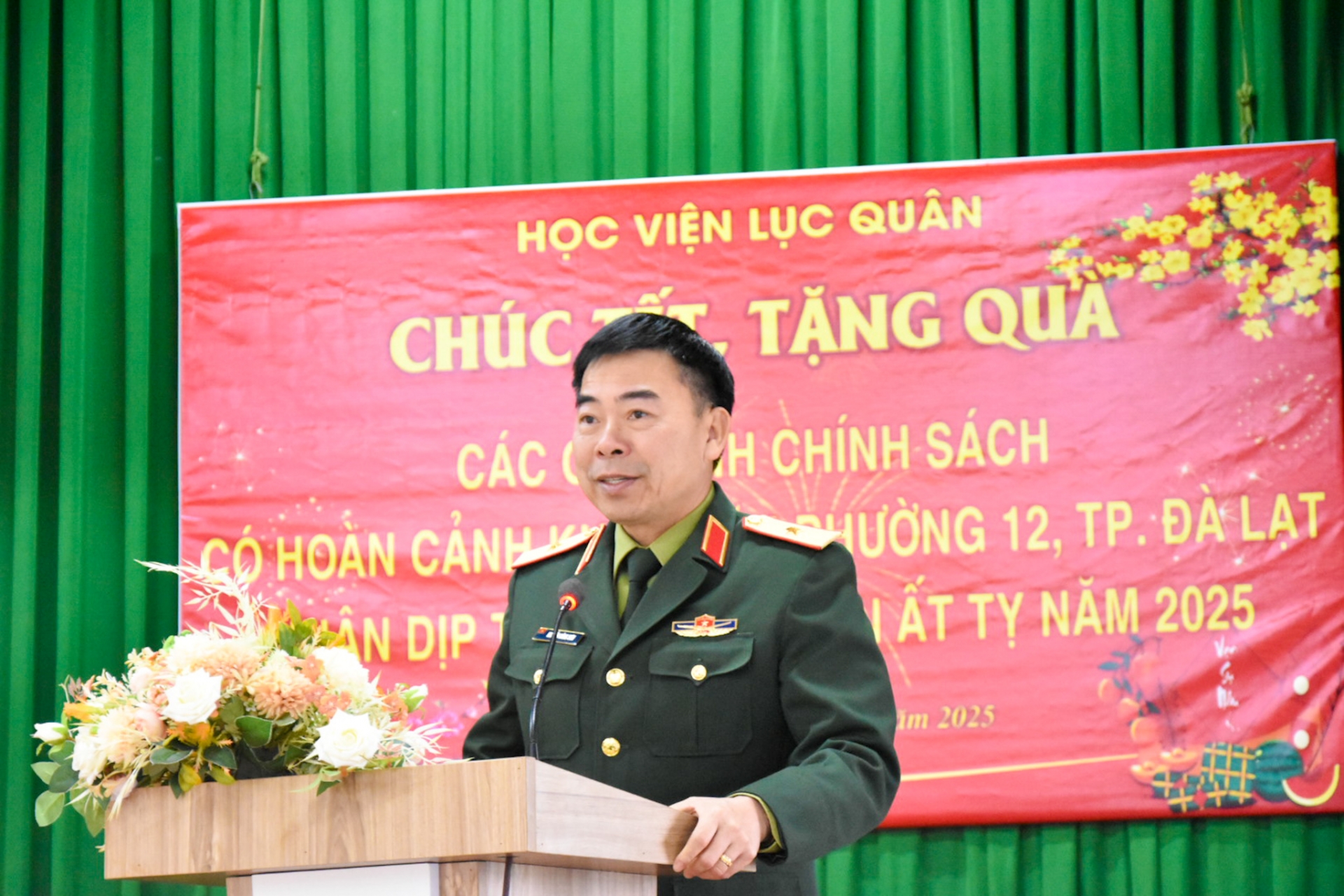 Thiếu tướng Nguyễn Công Sơn - Phó Chính ủy Học viện Lục quân phát biểu tại buổi lễ 