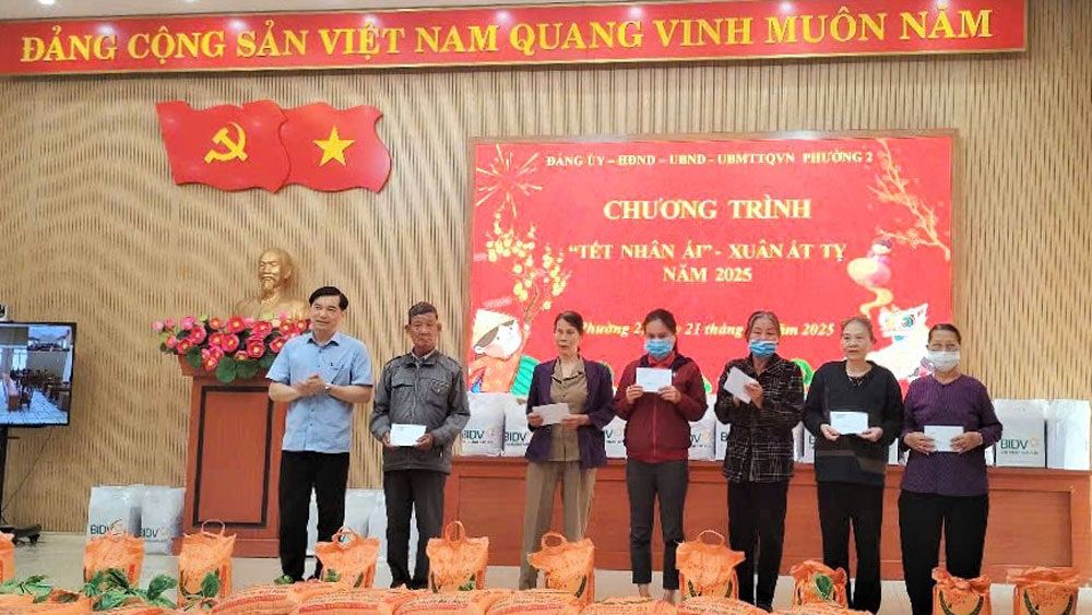 Lãnh đạo UBND Phường 2 (TP Bảo Lộc) trao tặng quà Tết cho các hoàn cảnh khó khăn trên địa bàn