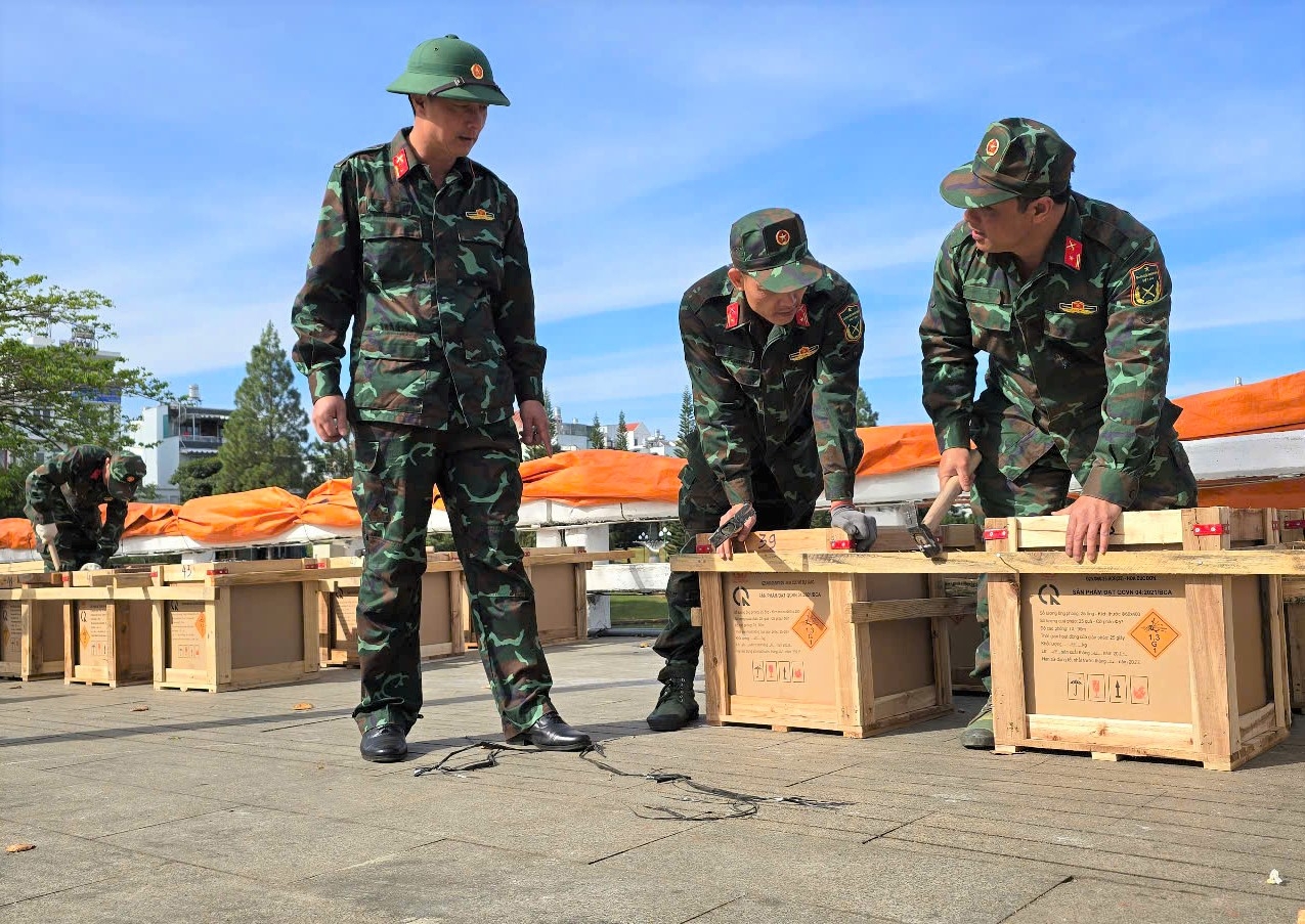 Trung tá Trần Văn Thống - Chỉ huy trưởng Ban Chỉ huy Quân sự TP Bảo Lộc kiểm tra công tác chuẩn bị cho màn trình diễn pháo hoa chào đón năm mới Ất Tỵ