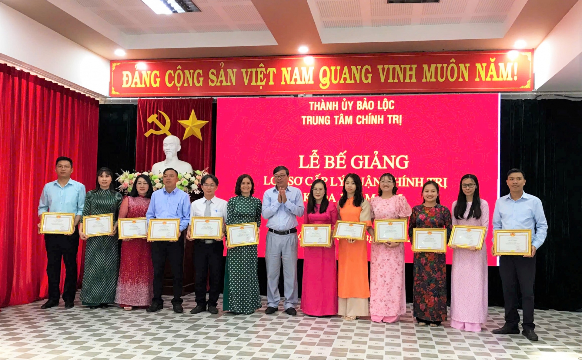 Các học viên đạt thành tích xuất sắc nhận khen thưởng