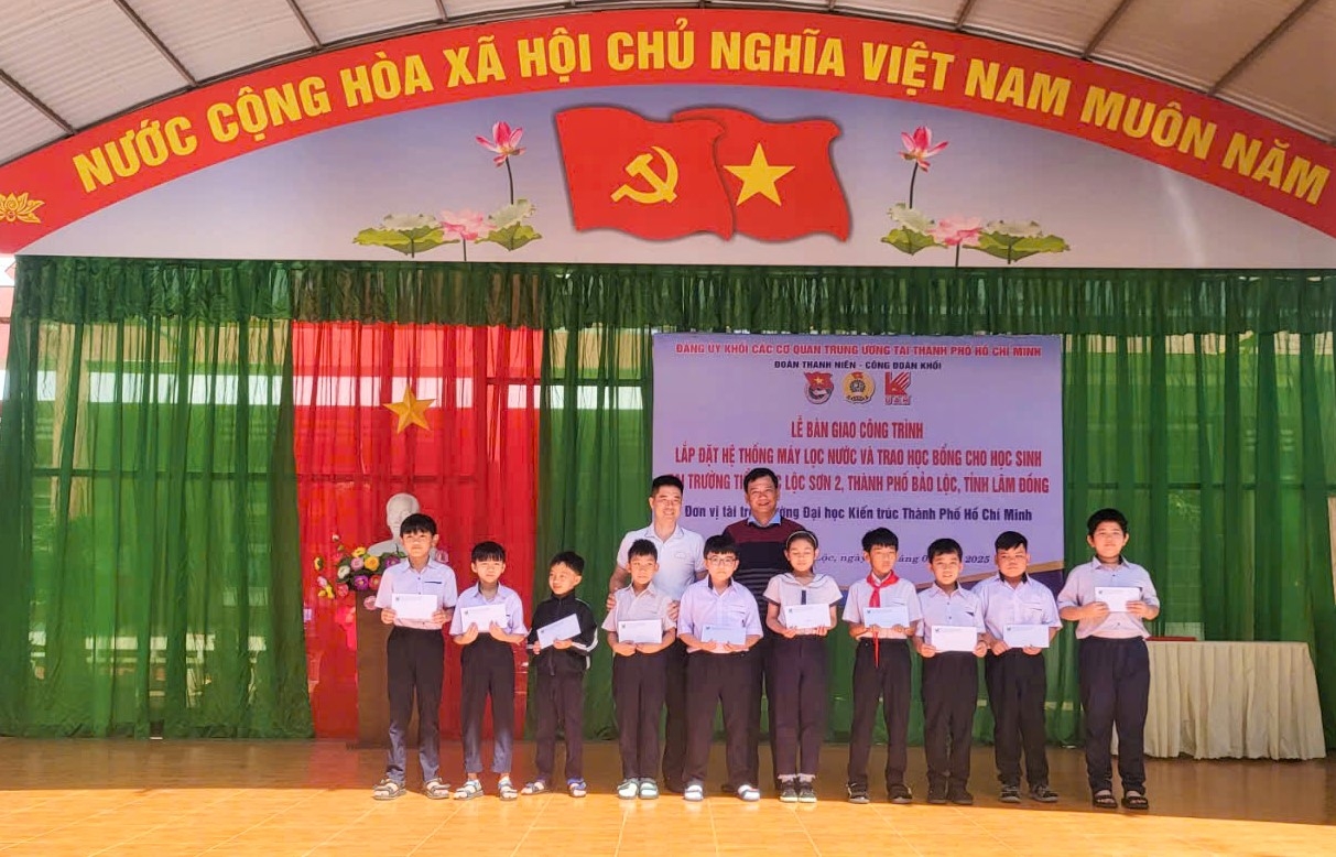 Các đại biểu trao tặng học bổng cho các em học sinh khó khăn vượt khó