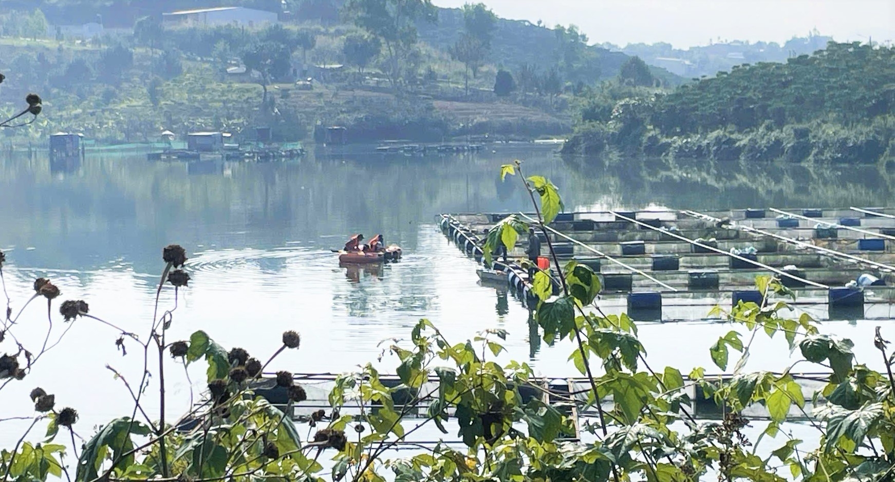 Hồ thủy lợi Mai Thành rộng và nước sâu gây nhiều khó khăn cho công tác tìm kiếm, cứu nạn