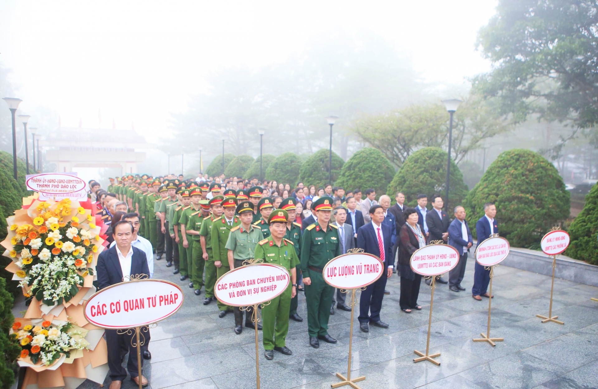 Lãnh đạo TP Bảo Lộc và các đại biểu viếng Nghĩa trang Liệt sĩ thành phố nhân kỷ niệm 95 năm Ngày thành lập Đảng