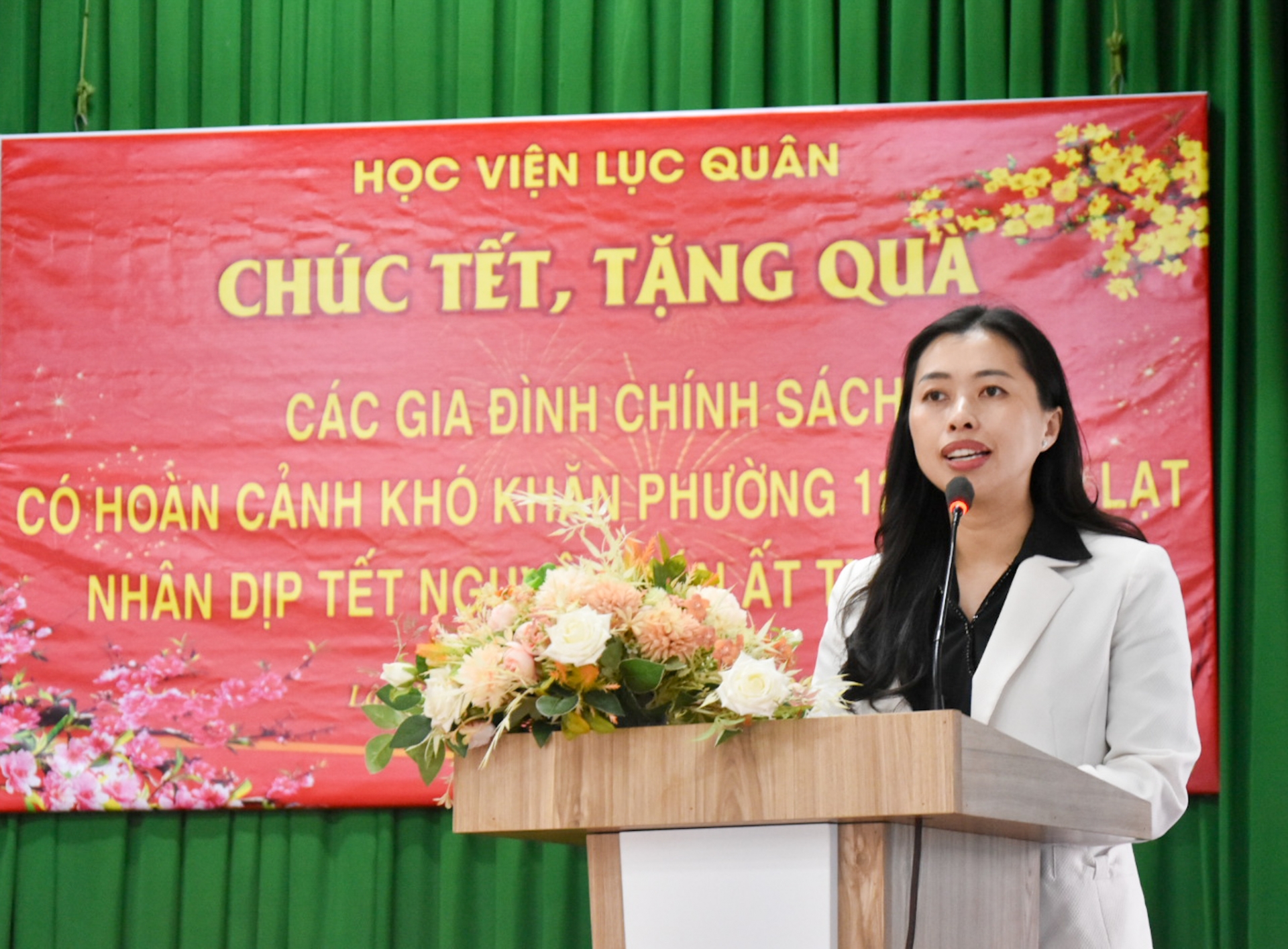 Bà Lê Thị Hoàng Oanh - Bí thư Đảng ủy Phường 12 phát biểu cảm ơn đoàn công tác 