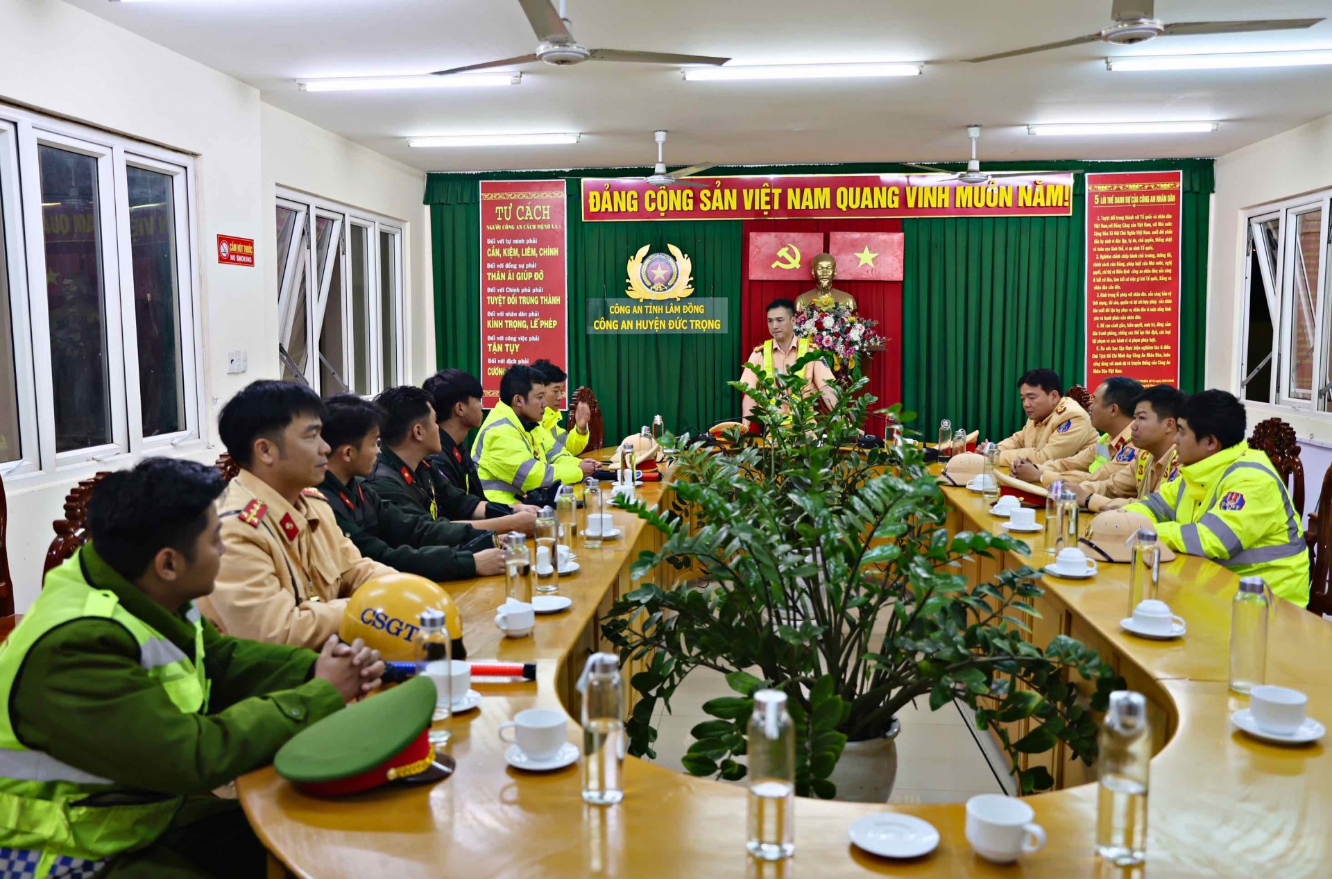 Trung tá Lê Anh Tuấn - Đội trưởng Đội CSGT-TT, Công an huyện Đức Trọng triển khai các nội dung để thực hiện việc tuần tra, kiểm soát, đảm bảo an toàn giao thông trên Quốc lộ 20