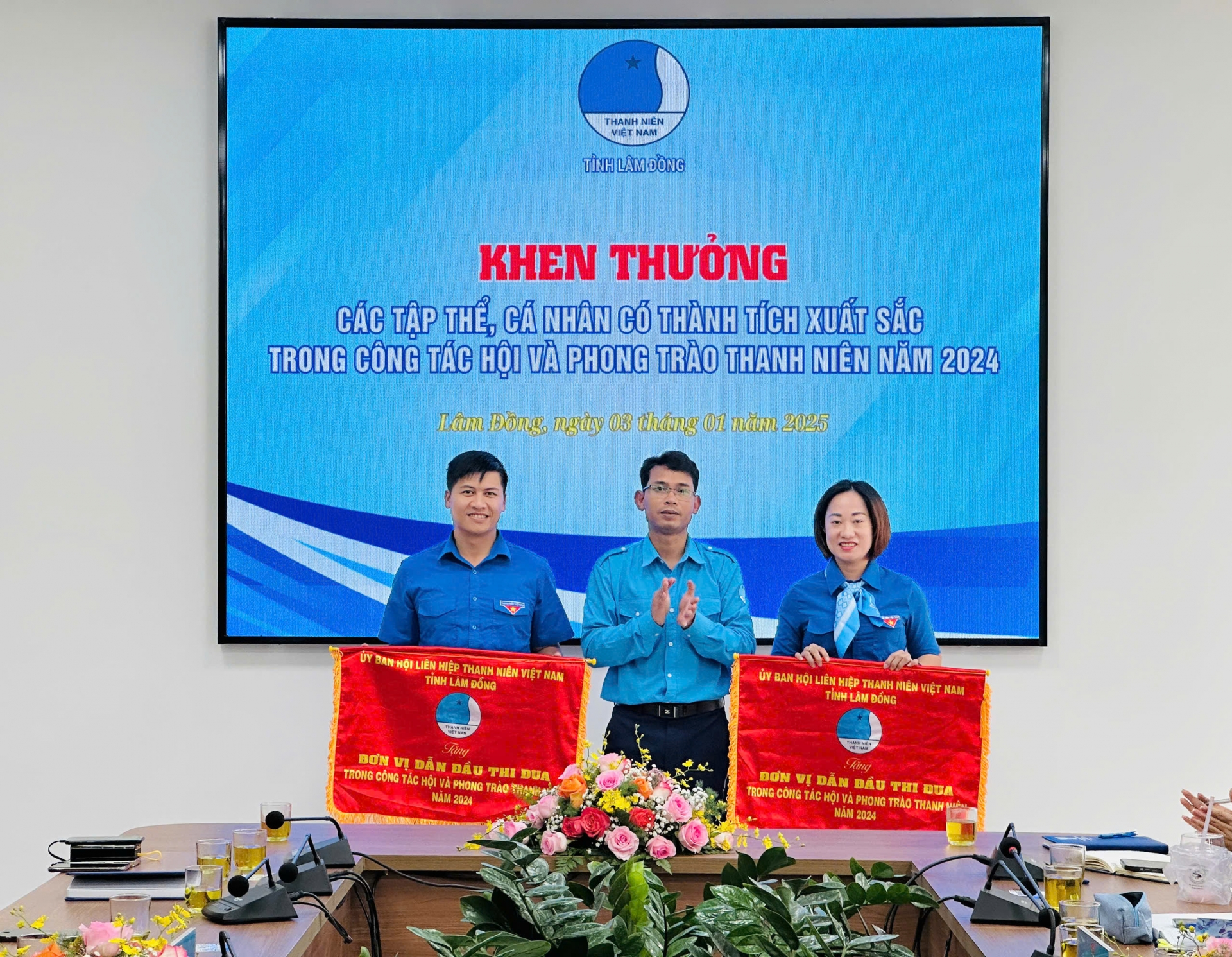 Ban Thư ký Hội LHTN Việt Nam tỉnh Lâm Đồng đã tặng Cờ đơn vị thi đua trong công tác Hội và phong trào thanh niên năm 2024