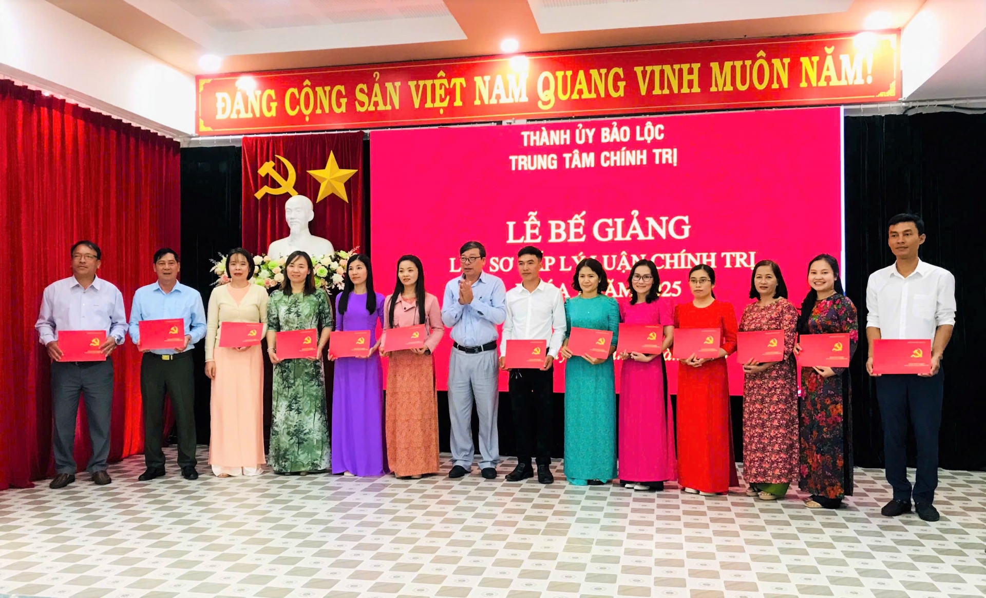 Bảo Lộc: Bế giảng, trao bằng tốt nghiệp lớp Sơ cấp lý luận chính trị cho 117 học viên