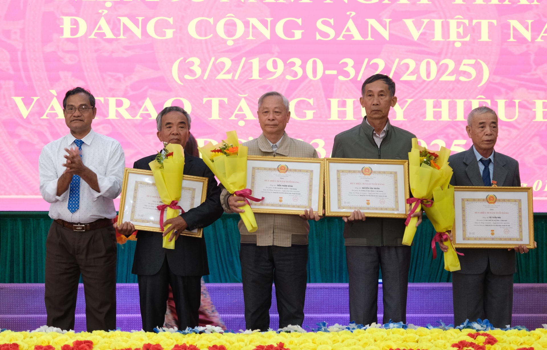 Phó Bí thư Thường trực Huyện ủy Di Linh KBroi trao tặng Huy hiệu 50 năm tuổi Đảng cho các đảng viên