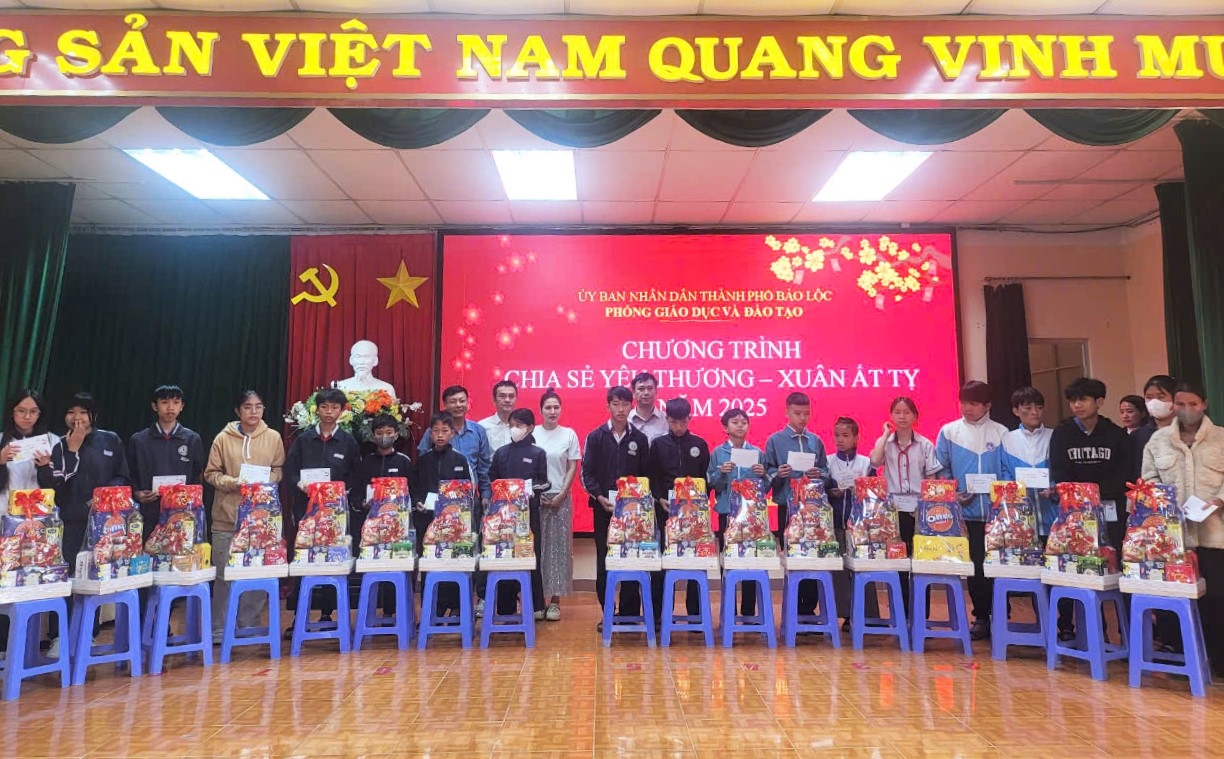 Bảo Lộc: 130 suất quà Tết đến với học sinh, giáo viên có hoàn cảnh khó khăn