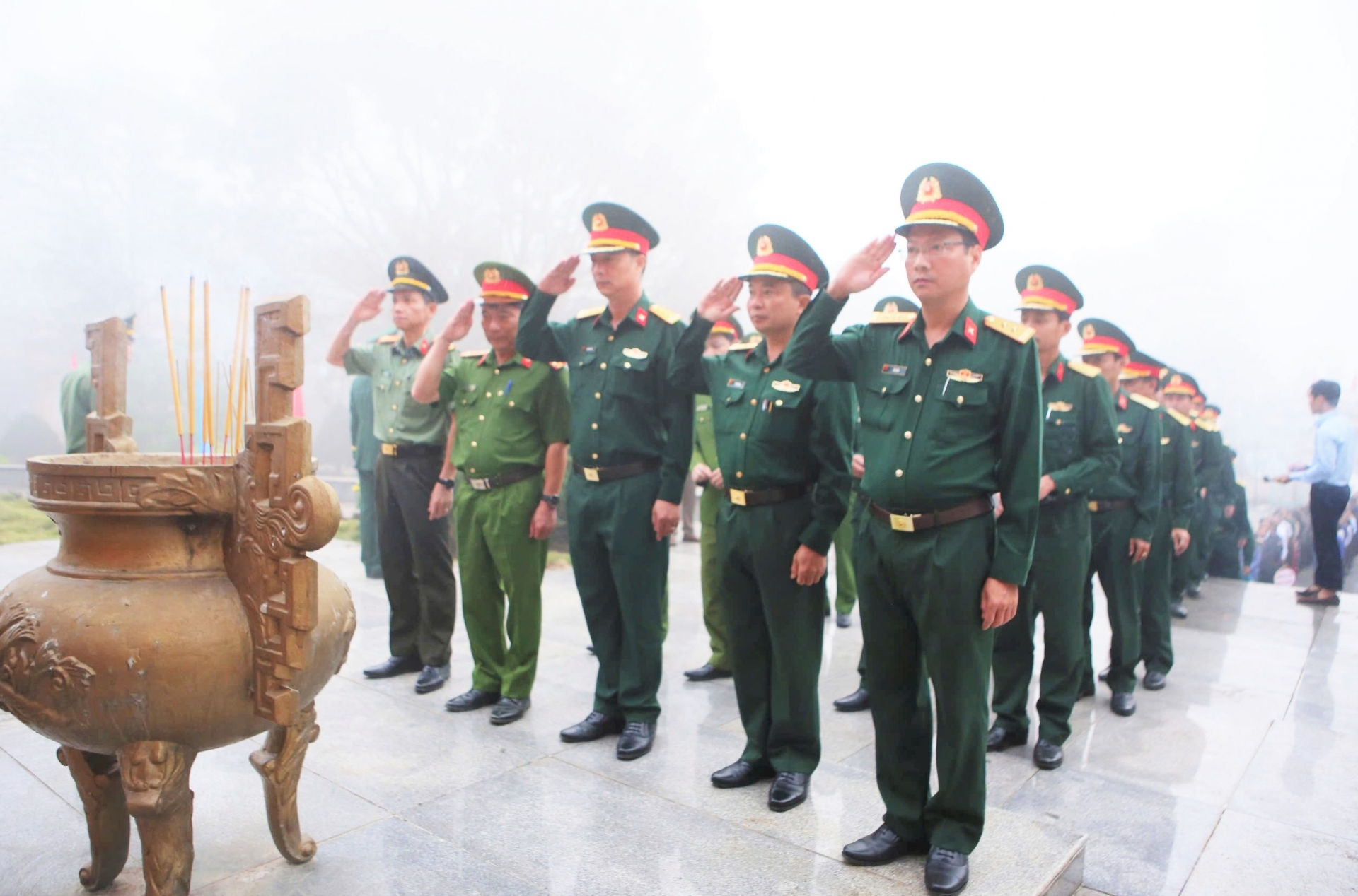 Lực lượng vũ trang TP Bảo Lộc thực hiện nghi thức trang nghiêm viếng Nghĩa trang Liệt sĩ thành phố