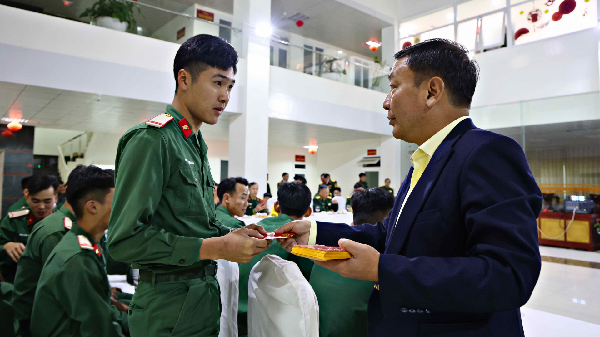 Đồng chí Bùi Thắng - Phó Bí thư Tỉnh uỷ Lâm Đồng chúc Tết các chiến sĩ Bộ CHQS tỉnh