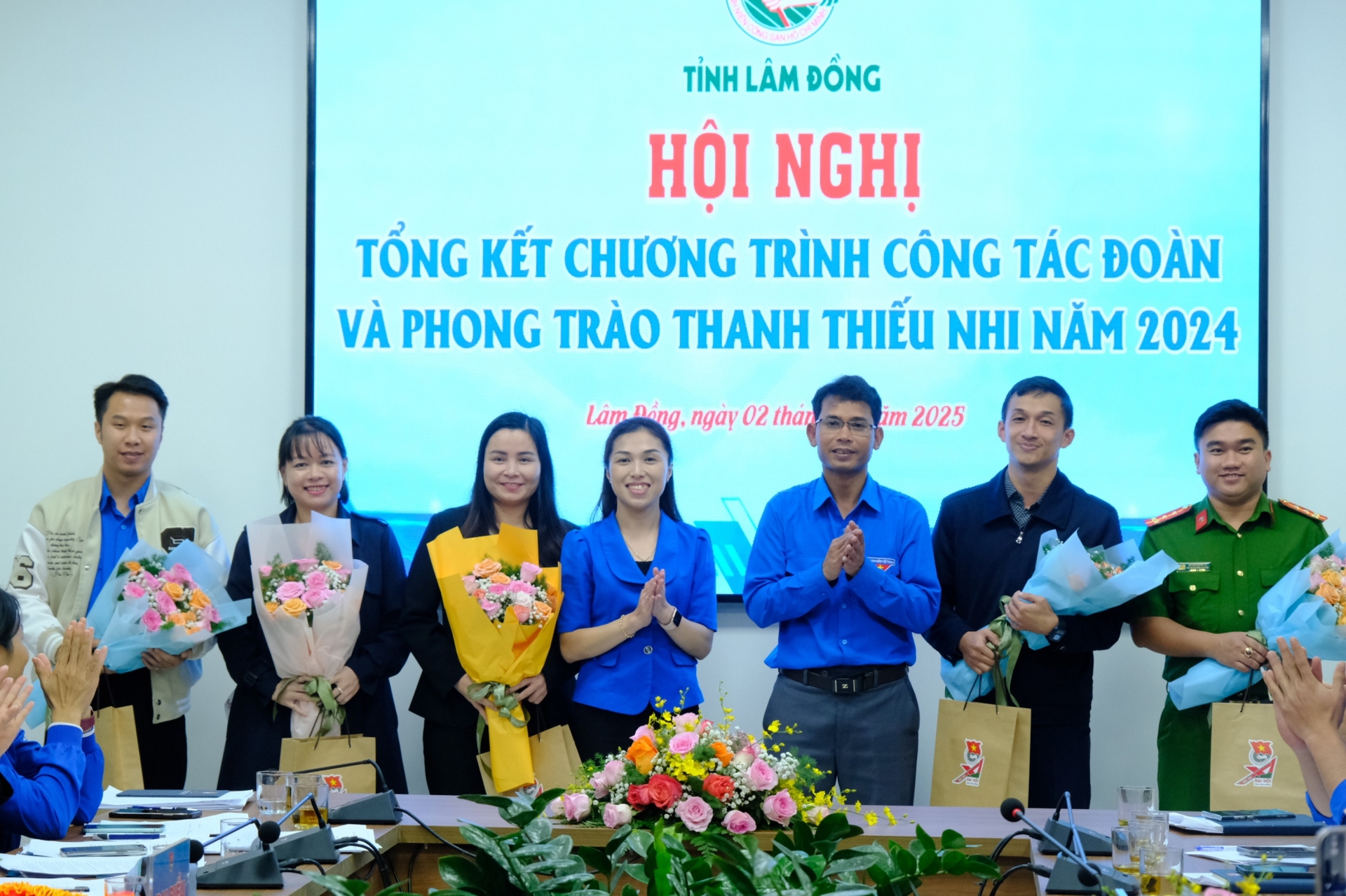 Tặng quà chia tay các anh chị thôi tham gia Ban Chấp hành Tỉnh Đoàn