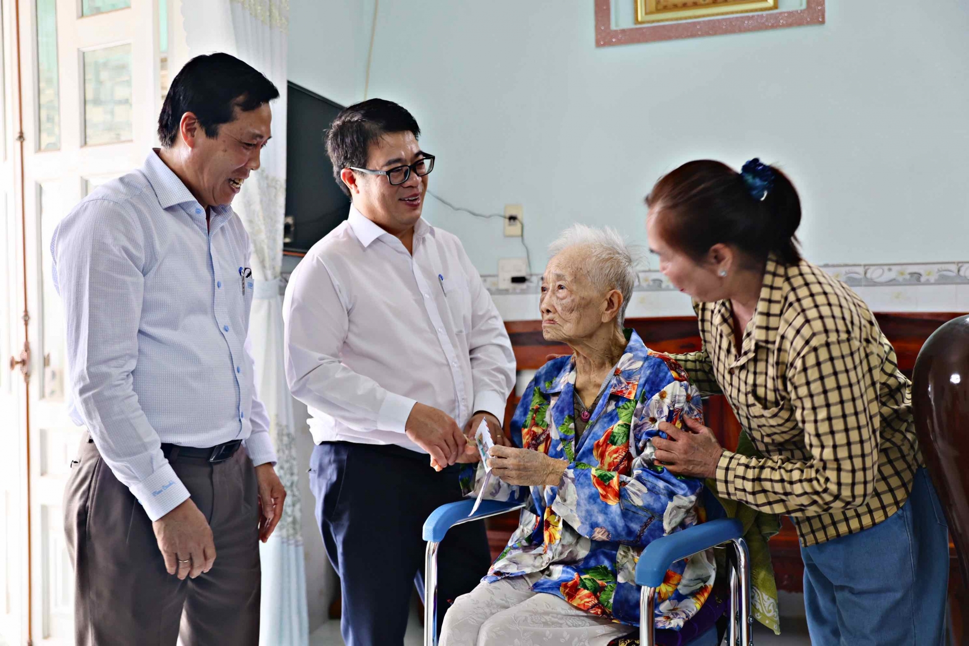 Phó Chủ tịch UBND tỉnh Nguyễn Ngọc Phúc cùng lãnh đạo UBND huyện Bảo Lâm thăm, tặng quà dịp Tết Nguyên đán cho Bà Mẹ Việt Nam anh hùng Bùi Thị Xê (93 tuổi, ngụ xã Lộc Thành) chiều nay 