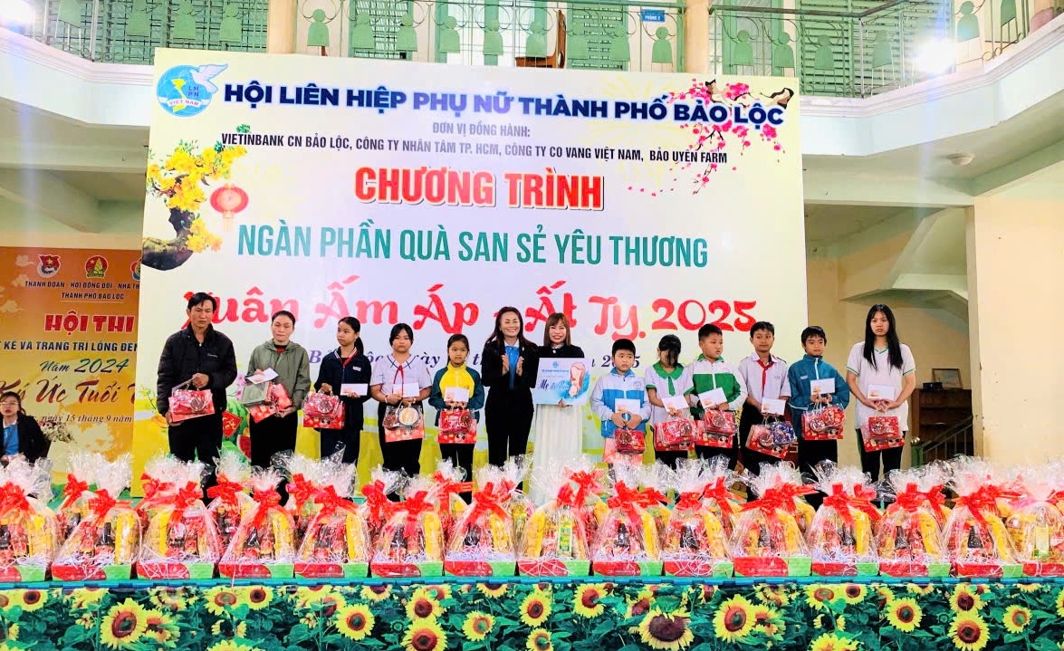 Chủ tịch Hội Liên hiệp Phụ nữ TP Bảo Lộc trao tặng quà cho học sinh mồ côi thuộc Chương trình Mẹ đỡ đầu