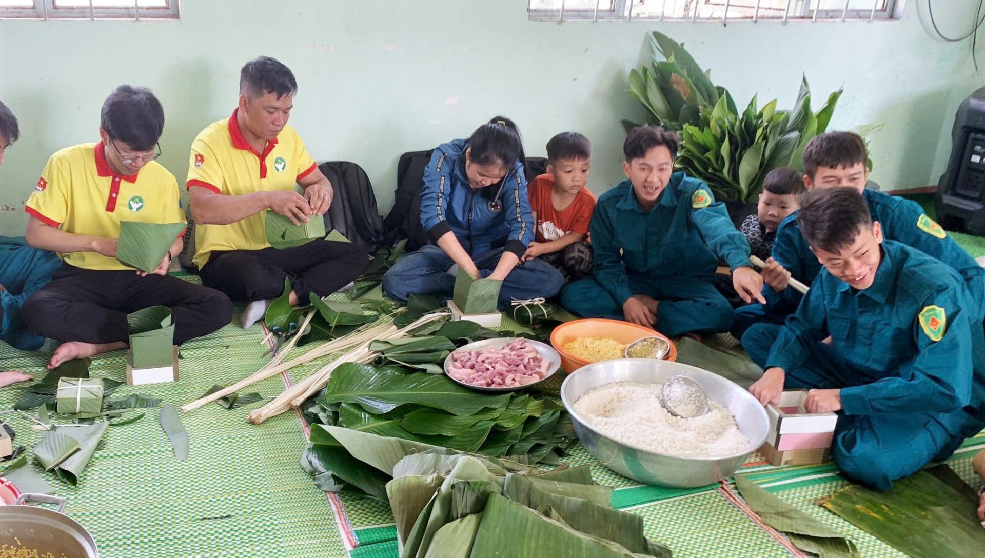 Dân quân, thanh niên các địa phương trên địa bàn TP Bảo Lộc gói bánh chưng tặng các hoàn cảnh khó khăn đón Tết