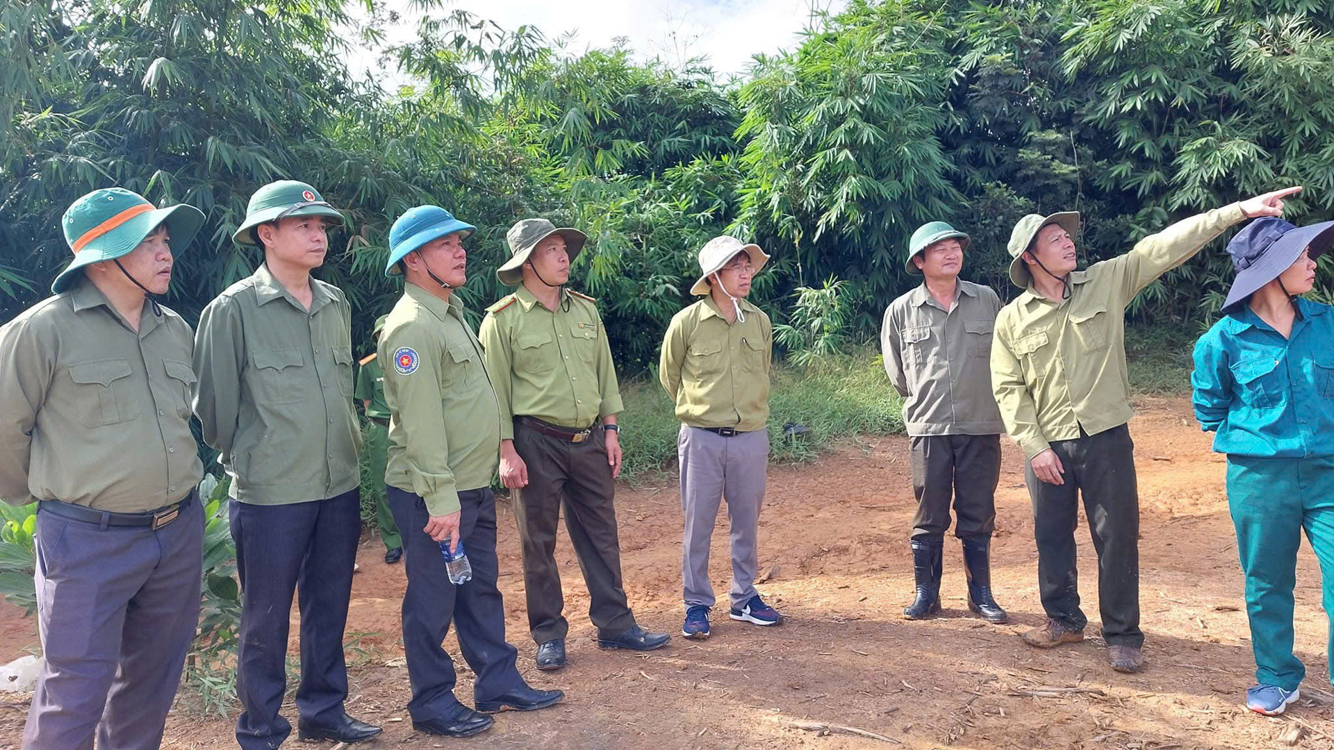 Đồng chí Nguyễn Văn Châu (thứ 4 từ phải qua) - Bí thư Huyện ủy Đam Rông 
kiểm tra công tác quản lý, bảo vệ rừng