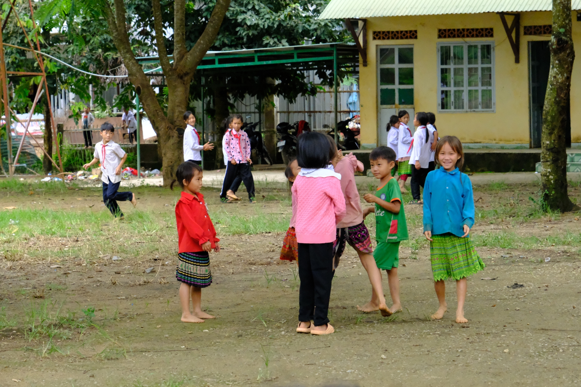 Học sinh tại điểm trường tại khu dân cư Đạ M’Pô, xã Liêng Srônh trong giờ ra chơi