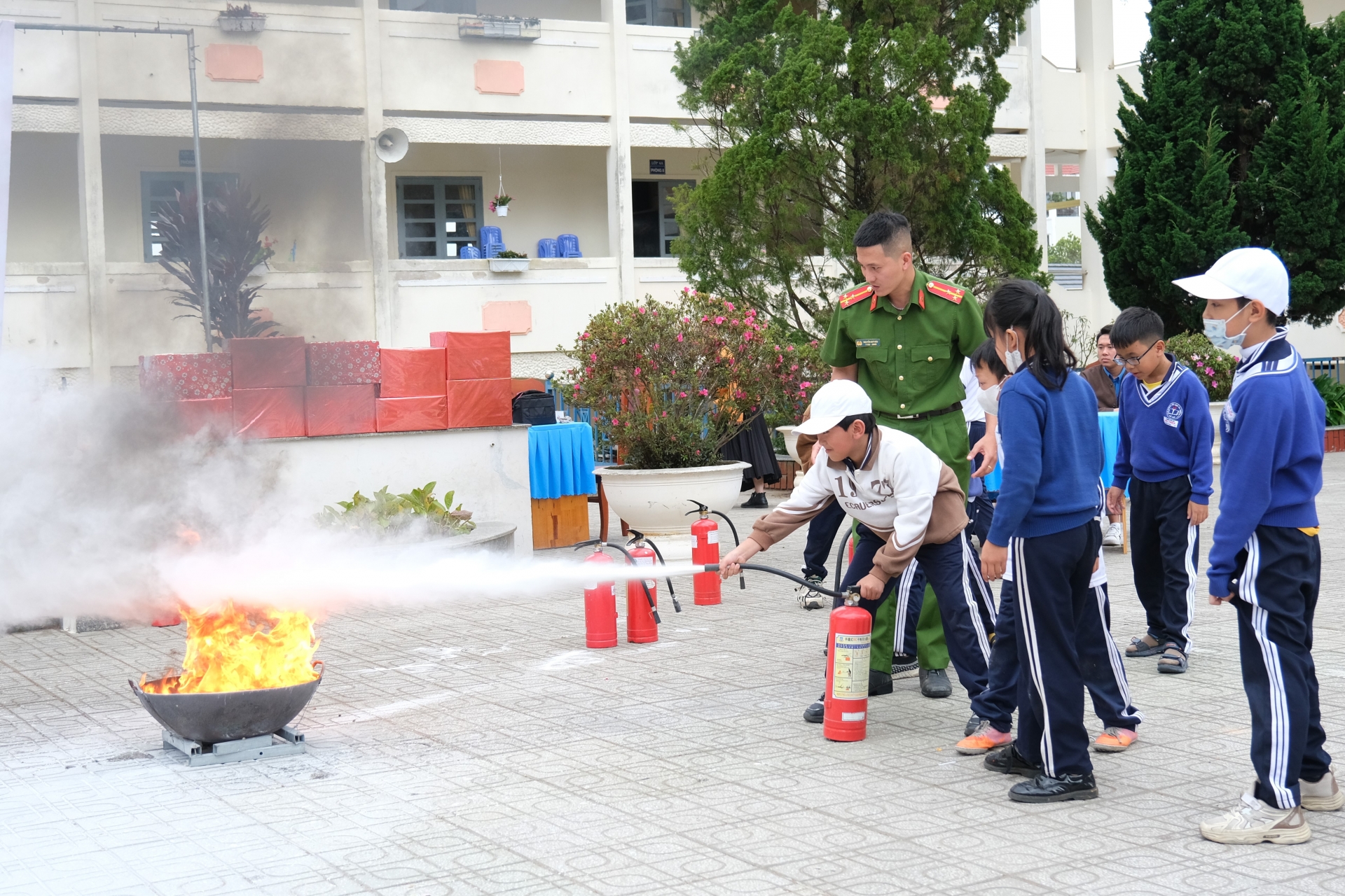 Nâng cao ý thức tự giác, trách nhiệm trong PCCC là tự bảo vệ bản thân khỏi nguy hiểm.