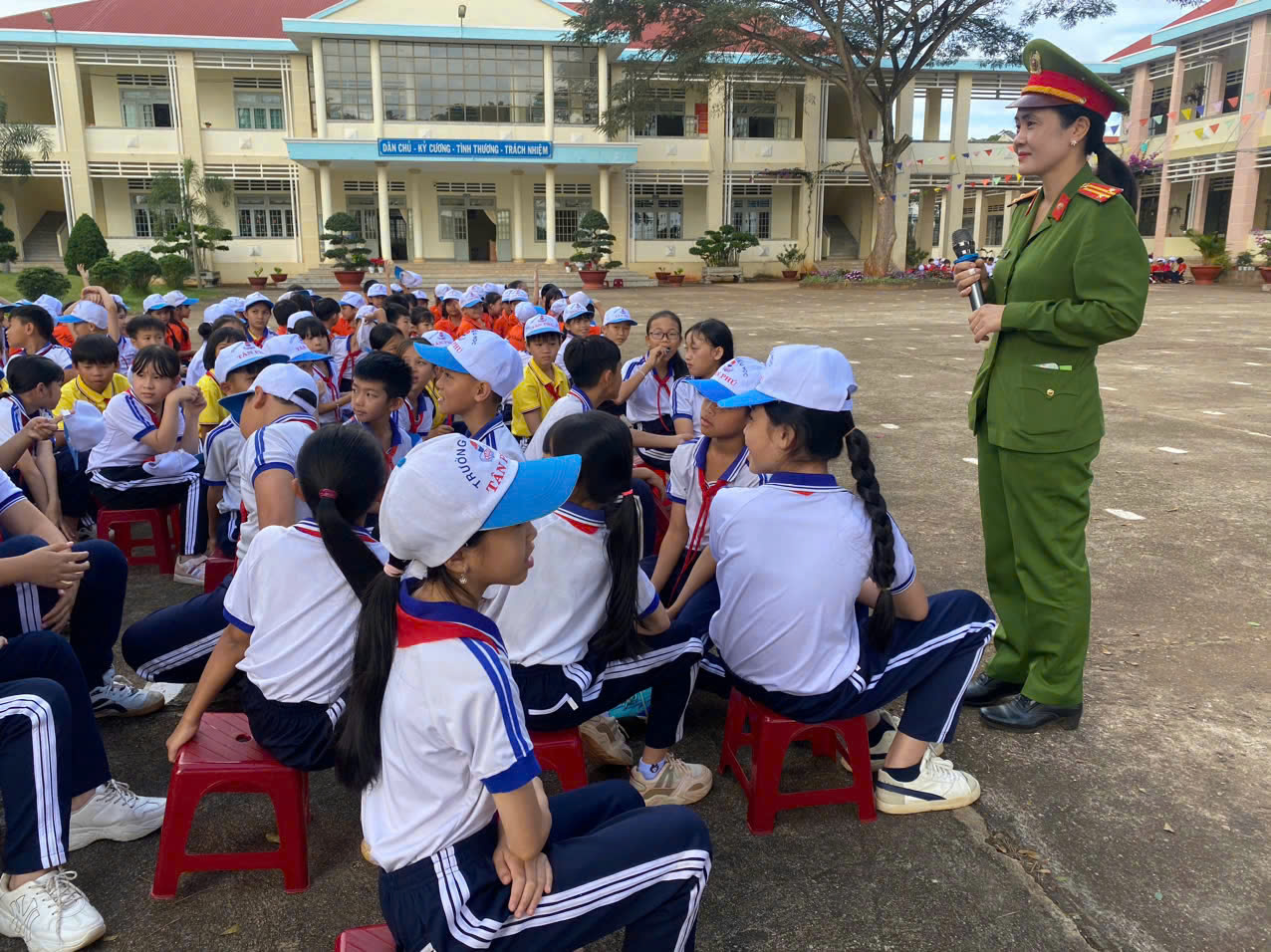 Tuyên truyền Luật An ninh mạng, phòng chống lừa đảo trên mạng cho các em học sinh