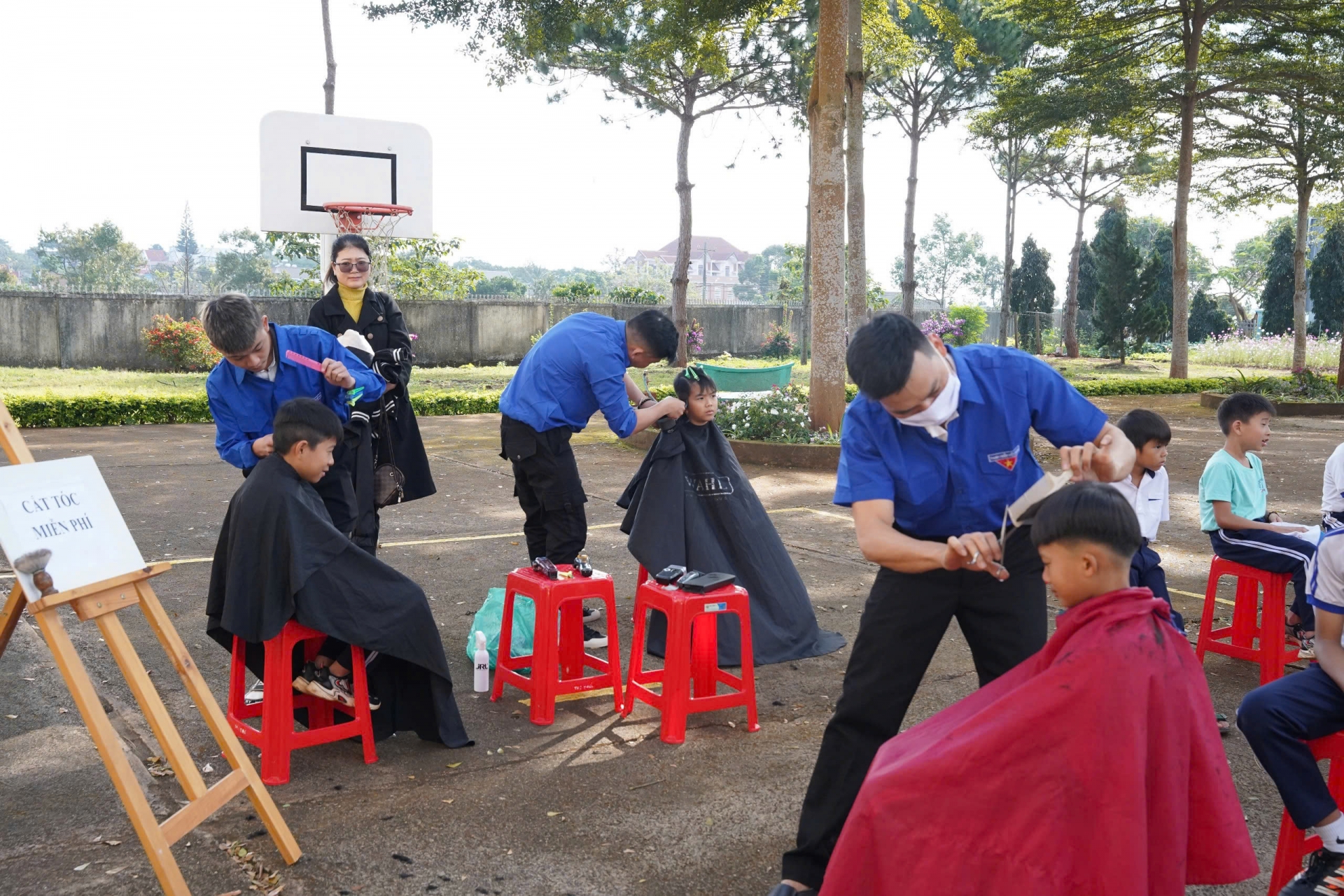 Đoàn viên, thanh niên xã Đinh Lạc cắt tóc miễn phí cho các em học sinh