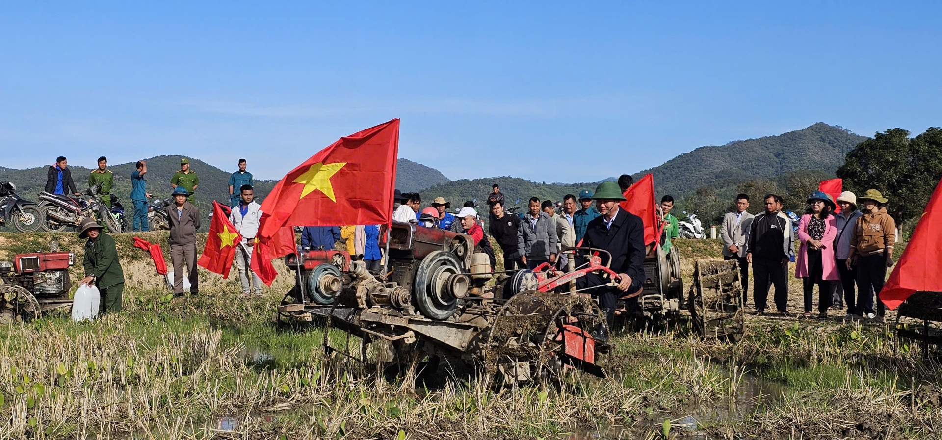 Ông Trần Đức Bắc – Phó Chủ tịch UBND huyện cùng bà con nông dân thực hiện những luống cày đầu tiên