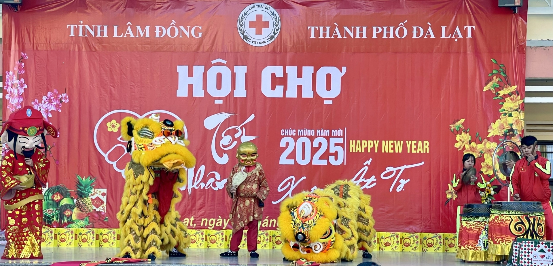 Múa lân khai mạc Hội chợ Tết Nhân ái 2025