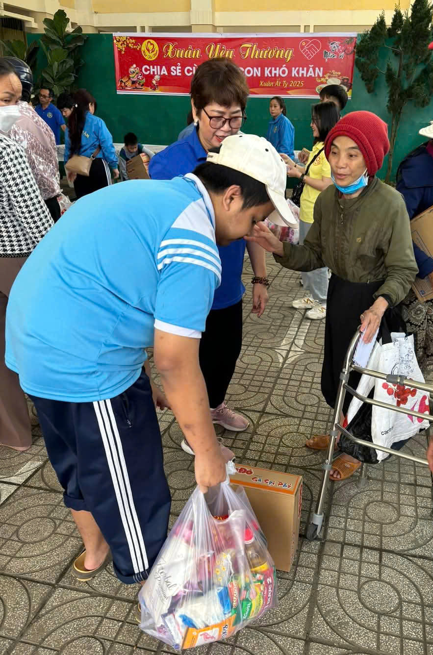 Nhóm thiện nguyện Hạt Từ Tâm trao tặng quà tết cho người dân có hoàn cảnh khó khăn