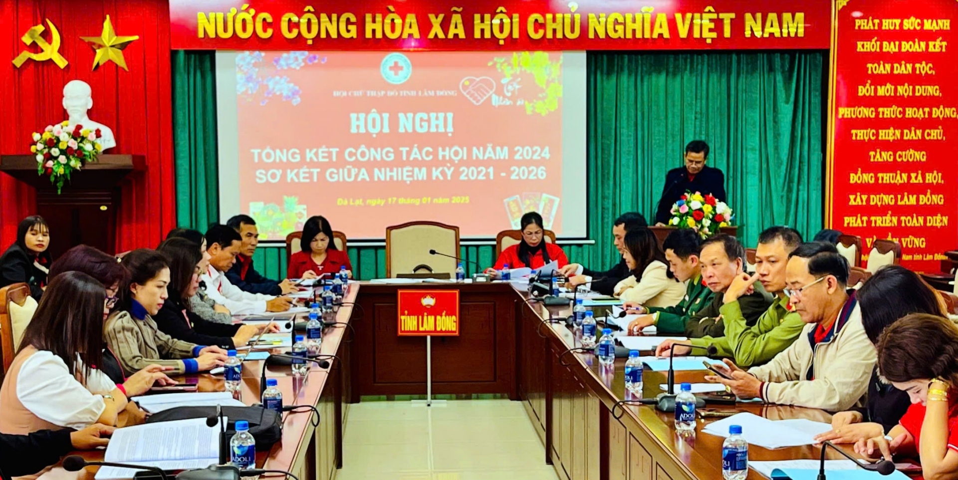 Các đại biểu tham dự hội nghị