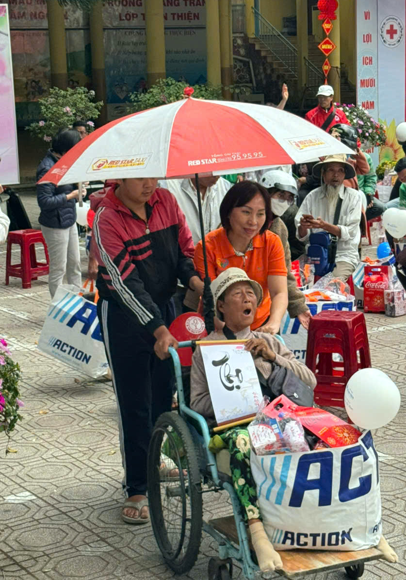 Chương trình “Tết sum vầy, Xuân yêu thương” trao tặng quà Tết cho người khuyết tật