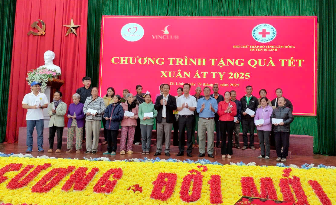 Trao quà tết cho các gia đình có hoàn cảnh khó khăn tại huyện Di Linh