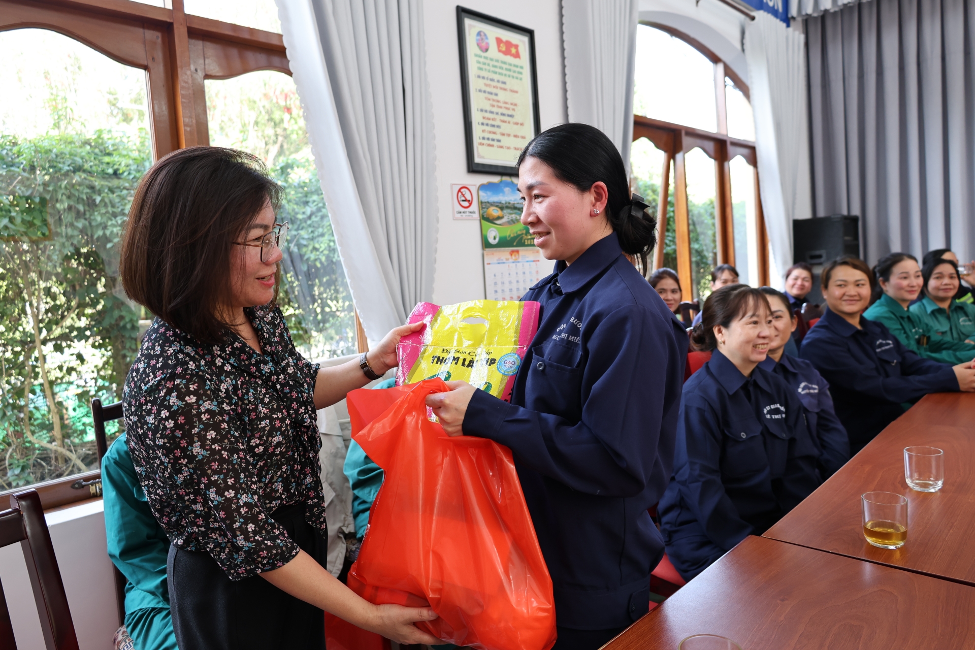 Bà Nguyễn Thị Phương Thảo - Phó Chủ tịch Hội LHPN tỉnh trao quà Tết cho nữ công nhân có hoàn cảnh khó khăn của Công ty dịch vụ Đô thị Đà Lạt