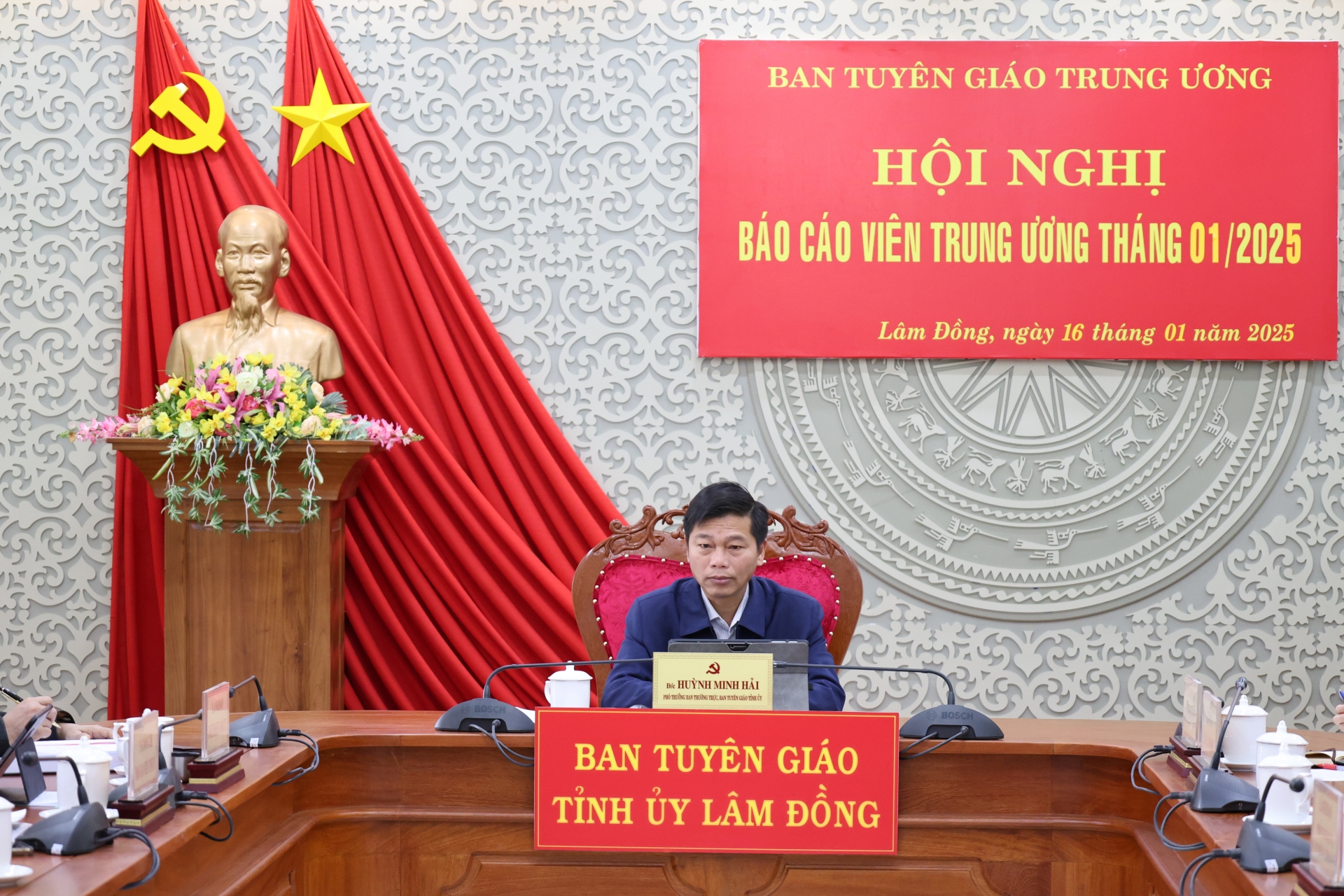 đồng chí Huỳnh Minh Hải – Phó Trưởng Ban Thường trực Ban Tuyên giáo Tỉnh ủy. chủ trì Điểm cầu tỉnh Lâm Đồng 