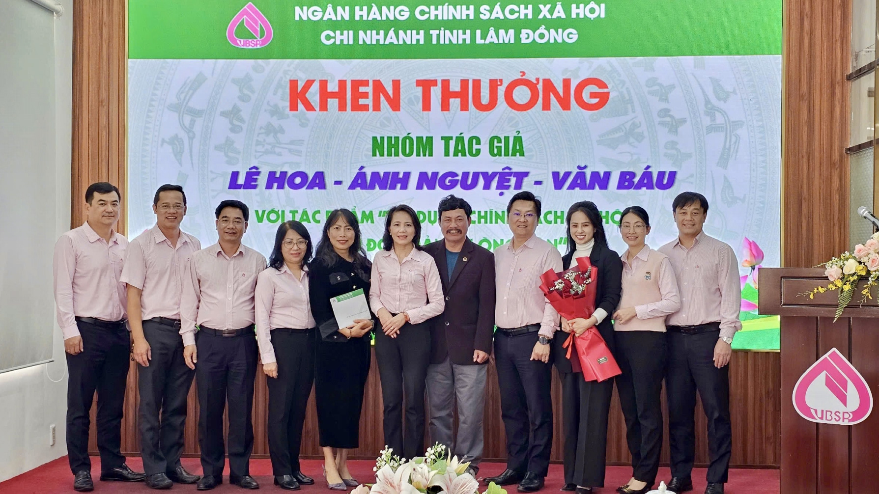 Chi nhánh Ngân hàng Chính sách Xã hội tỉnh Lâm Đồng khen thưởng nhóm phóng viên đoạt Giải Đặc biệt cuộc thi viết “Tín dụng chính sách xã hội - Ý Đảng, Lòng Dân”